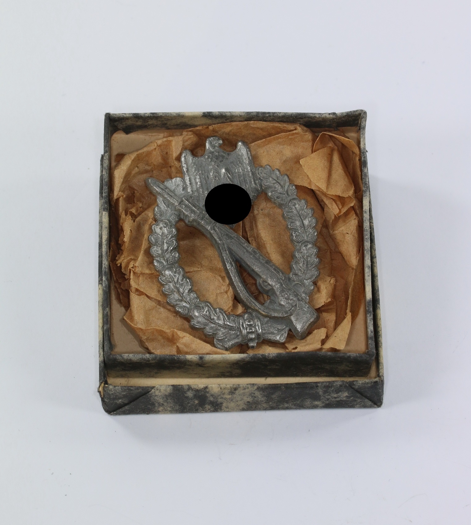 infanterie_sturmabzeichen_in_silber_hersteller_bsw_in_verleihungsschachtel_hortfund_1__1 Boxed Silver Infantry Assault Badge. Maker BSW, Hoard Find. – Bild 1