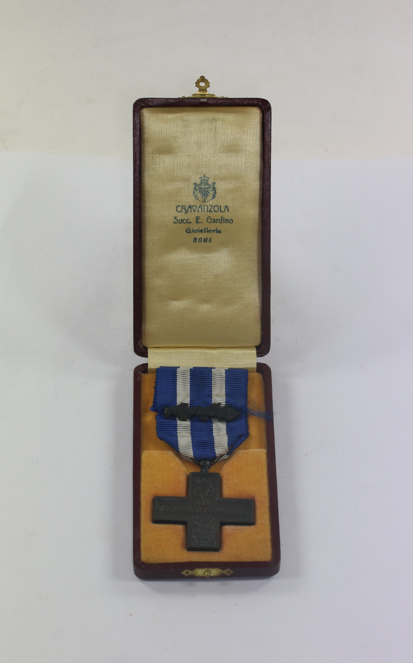 italien_kriegsverdienstkreuz_ve_iii_merito_digvera_im_etui_cravanzola_succ Italy, Cased War Merit Cross "VE III" Merito Digvera. Cravanzola Succ. E. Gardino Gioielleria Roma – Bild 1