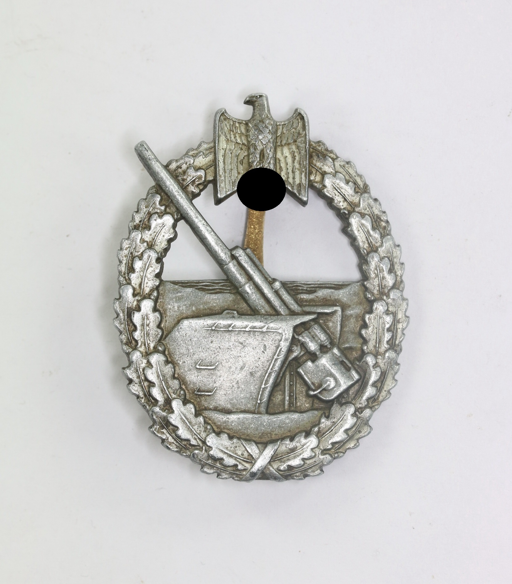 Küstenartillerie Abzeichen, Hst. 26 (B.H. Mayer, Pforzheim) – Bild 1
