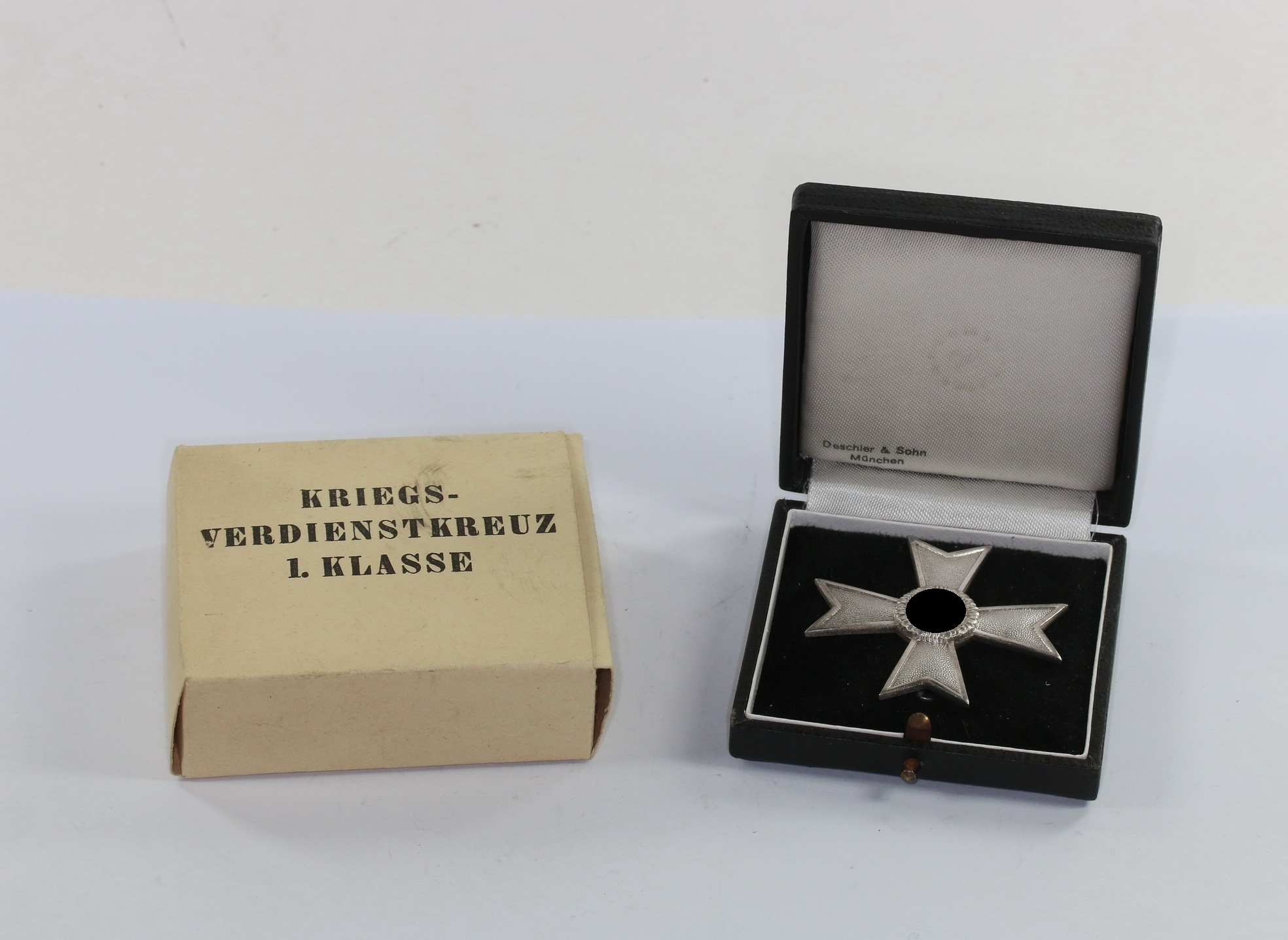 kriegsverdienstkreuz_1 Kriegsverdienstkreuz 1. Klasse, Hst. 1, im Etui mit Umkarton – Bild 1