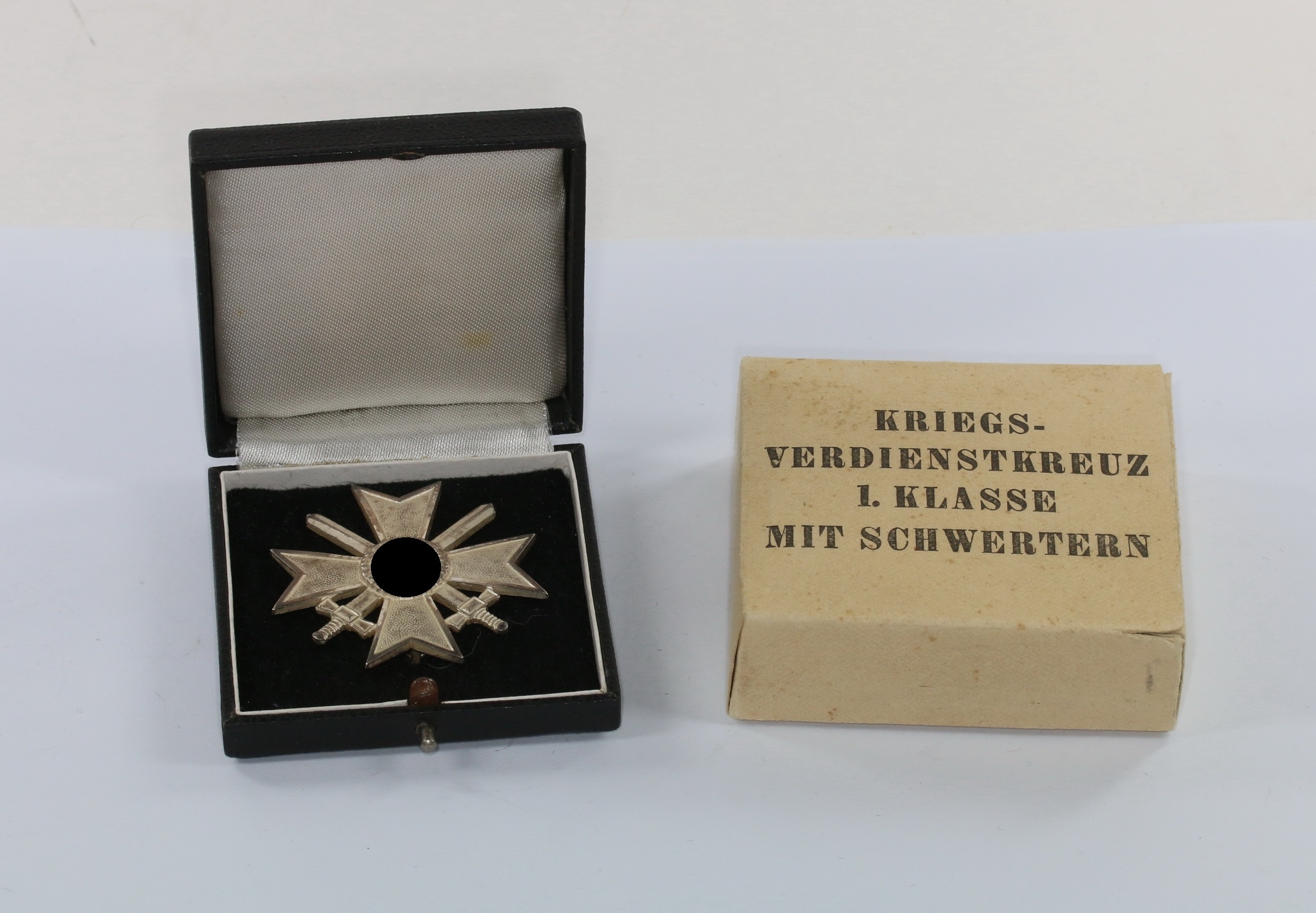 kriegsverdienstkreuz_1 Cased & Cartoned War Merit Cross 1st class with Swords. Maker L/11. – Bild 1