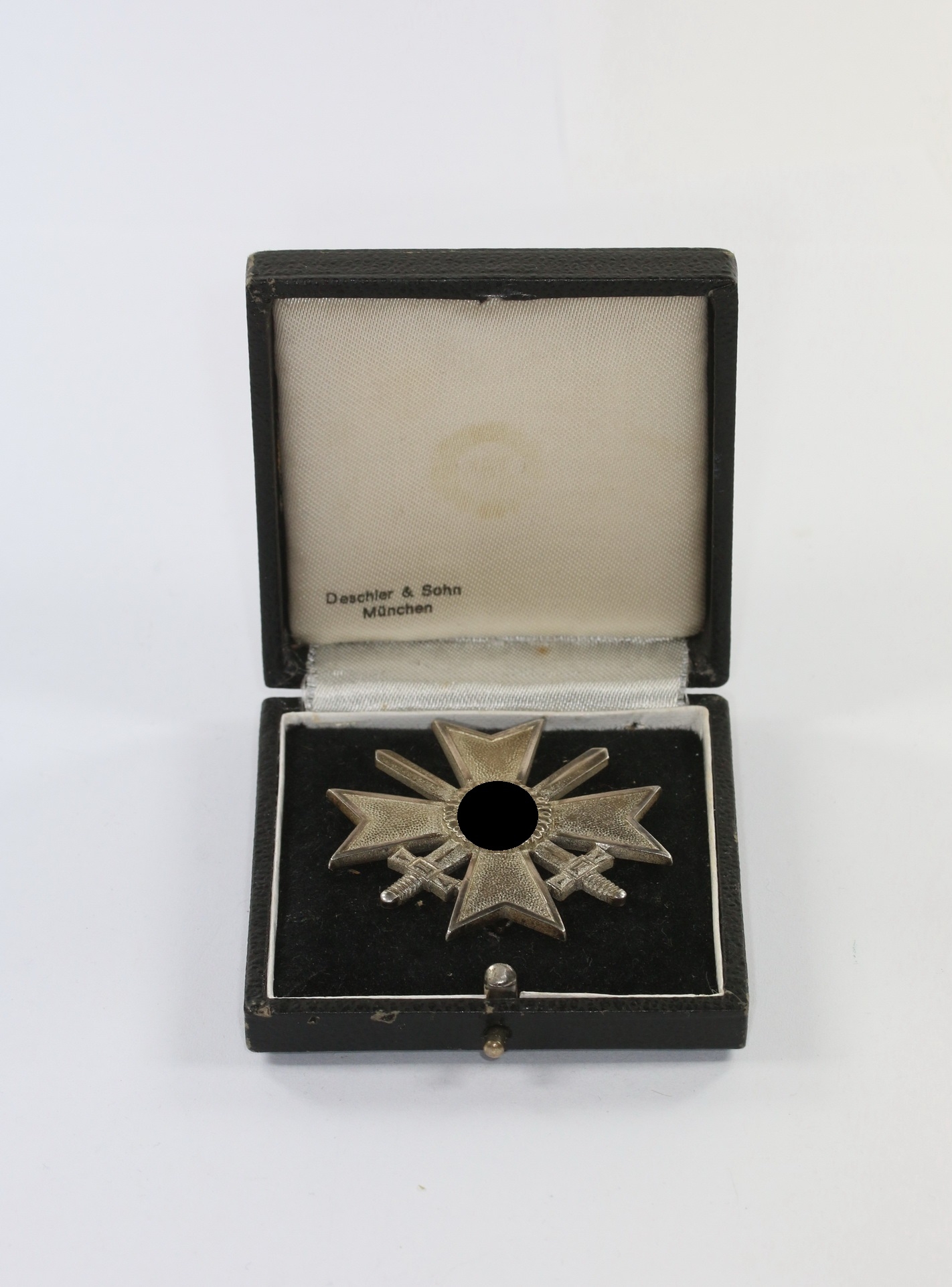 Kriegsverdienstkreuz 1. Klasse mit Schwertern, Hst. 1, im Etui, mit Trägergravur (!) – Bild 1