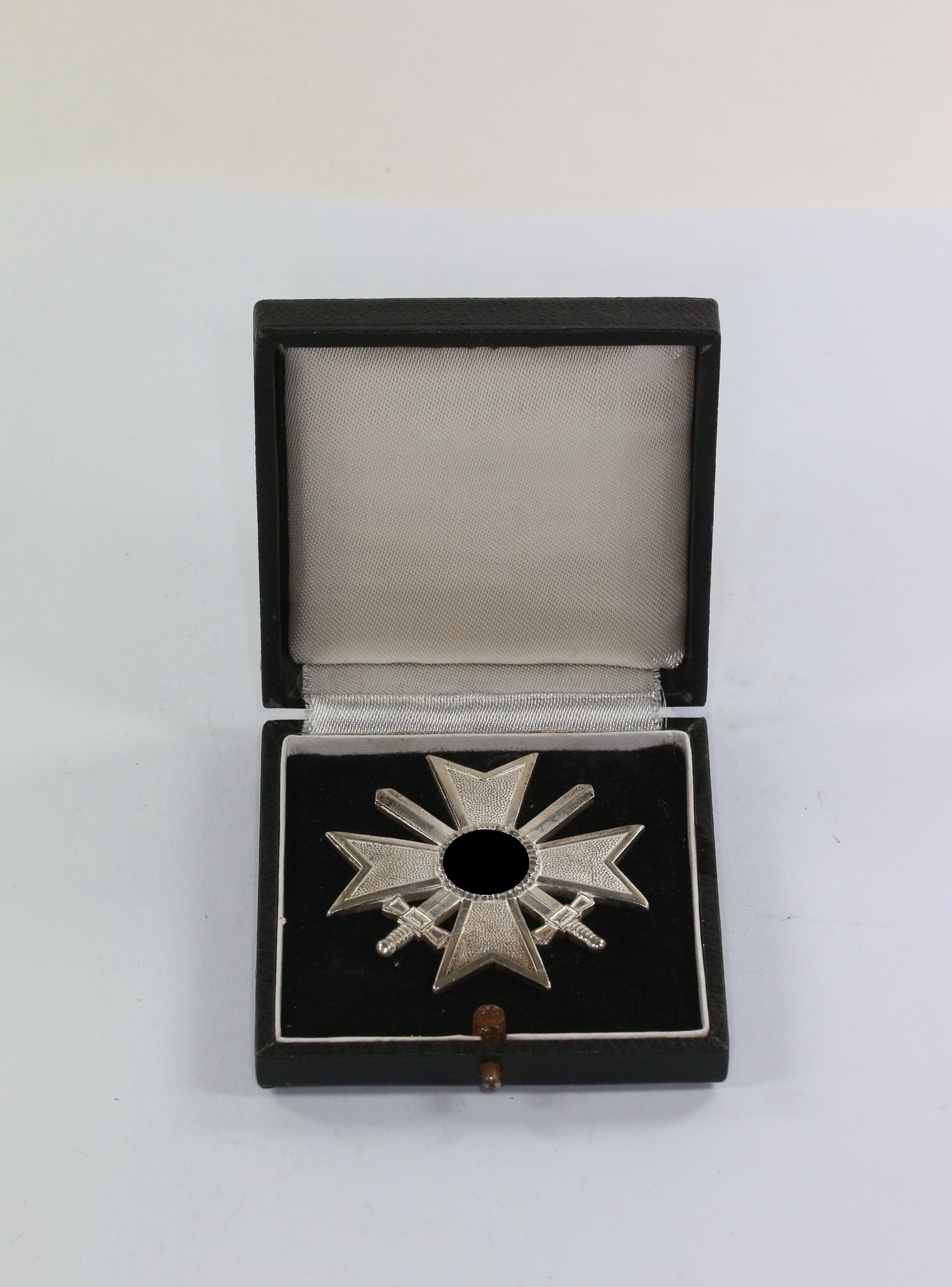 kriegsverdienstkreuz_1 Cased War Merit Cross 1st class with Swords. Maker 62. – Bild 1