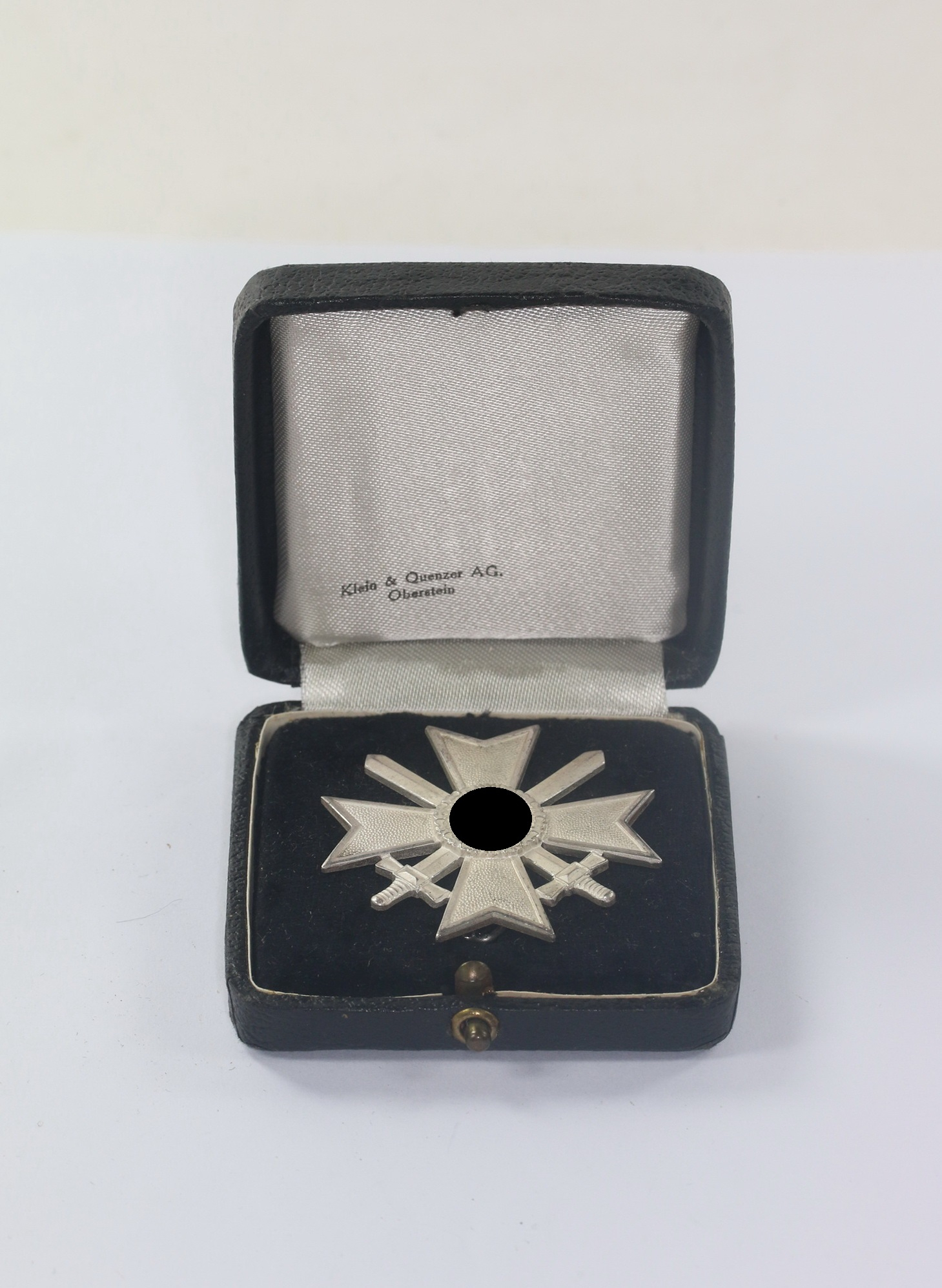 kriegsverdienstkreuz_1 Cased War Merit Cross 1st Class with Swords. Maker 65 (Klein & Quenzer A.G. Obersten). – Bild 1