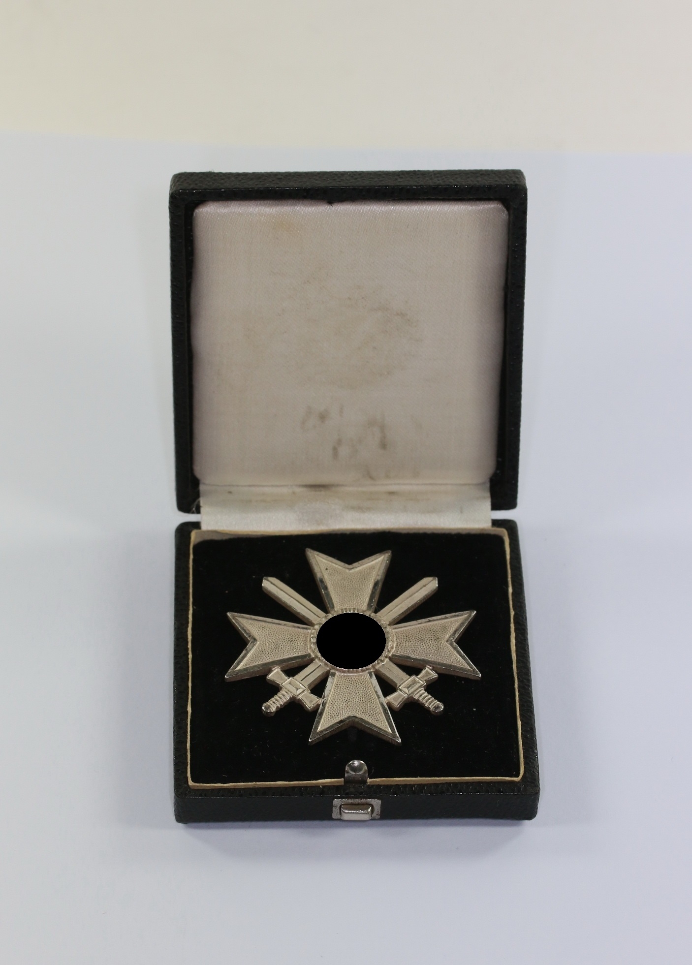 kriegsverdienstkreuz_1 Cased War Merit Cross 1st Class with Swords. Maker L/11. – Bild 1