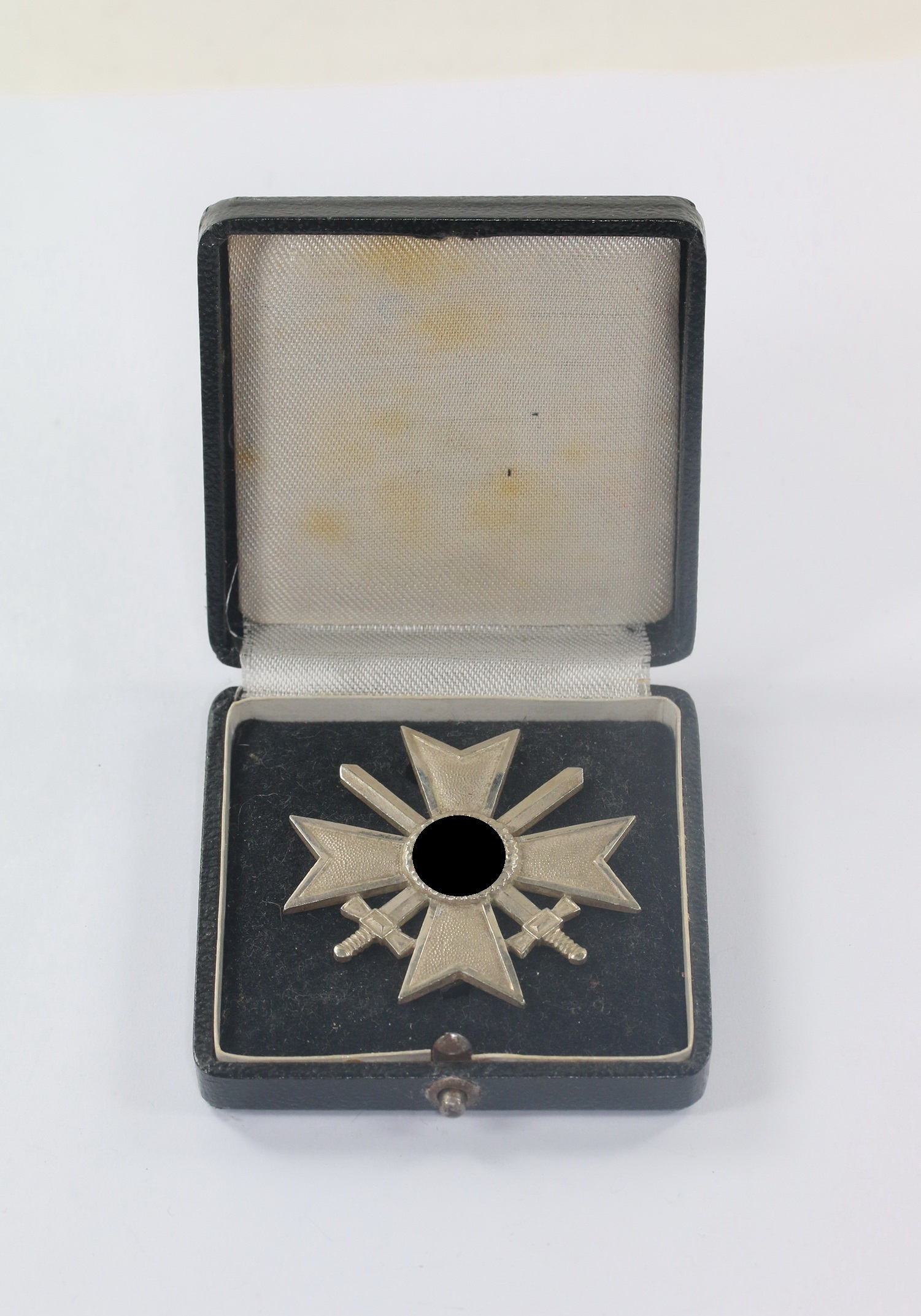 kriegsverdienstkreuz_1 Kriegsverdienstkreuz 1. Klasse mit Schwertern, Hst. L/11 (ohne Ksten), im Etui mit schwarzen Inlet – Bild 1