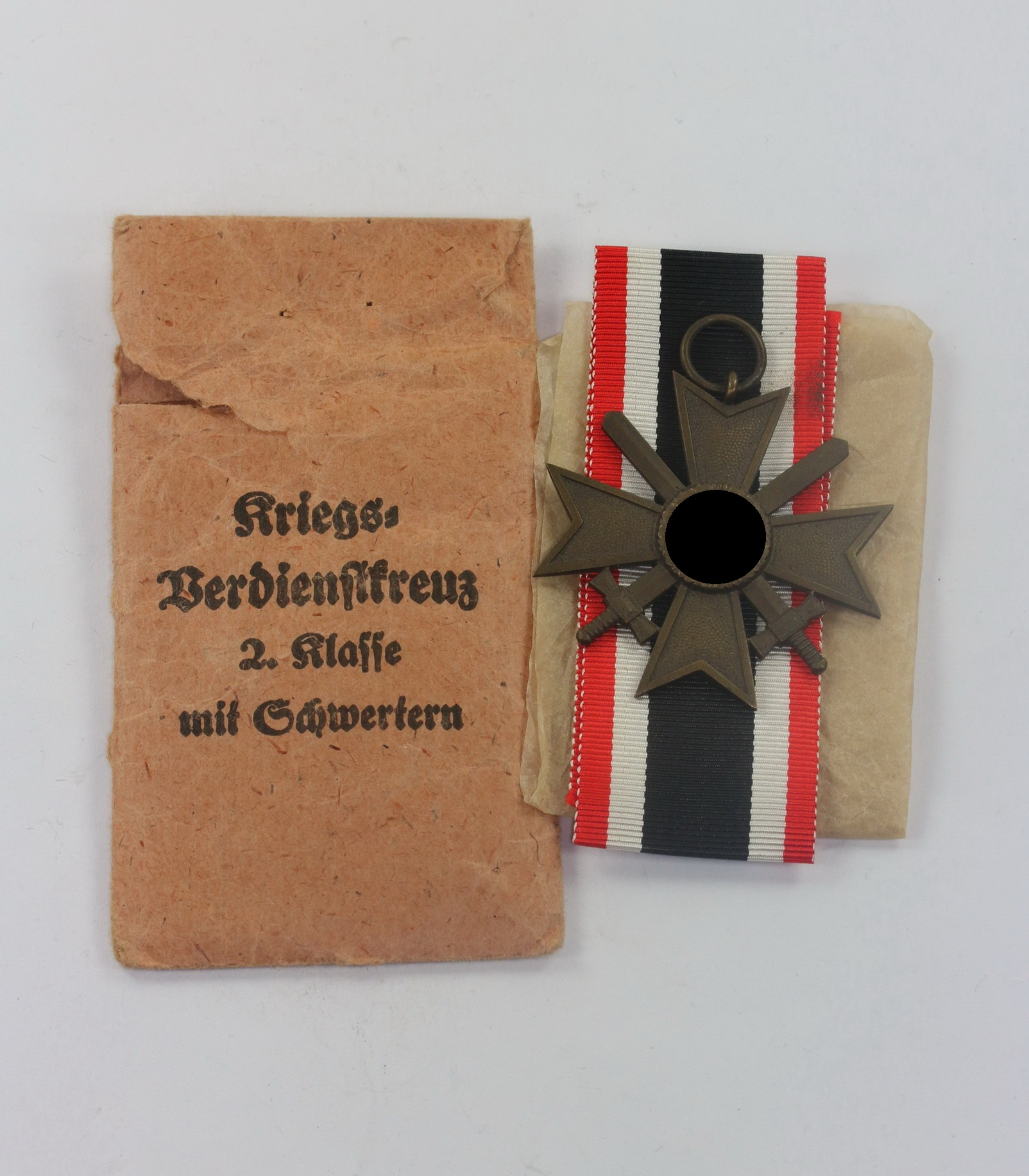  Kriegsverdienstkreuz 2. Klasse mit Schwertern, in Verleihungstüte Moritz Hausch A.G. Pforzheim – Bild 1