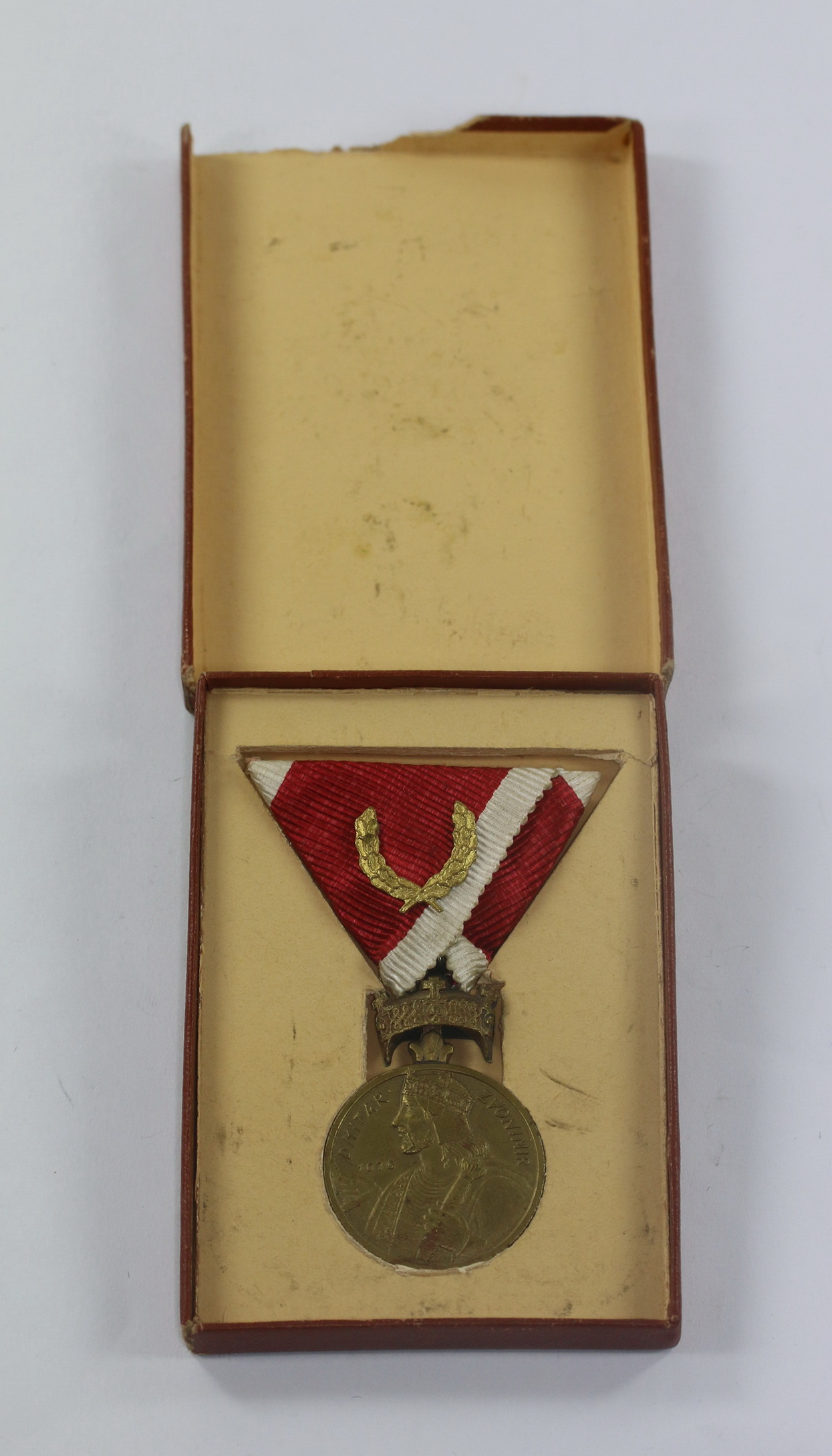 kroatien_ustascha_medaille_orden_der_krone_k_nig_zvonimirs_bronze_im_etui__srebrna_kolajns_krune_kralja_zvonimira_s_hrasiovim_grancicama_1__4nd Croatia Ustascha,Cased Silver Order of the Crown Zvonimirs- Srebrna kolajns Krune kralja Zvonimira na ratinoj vrpci – Bild 1