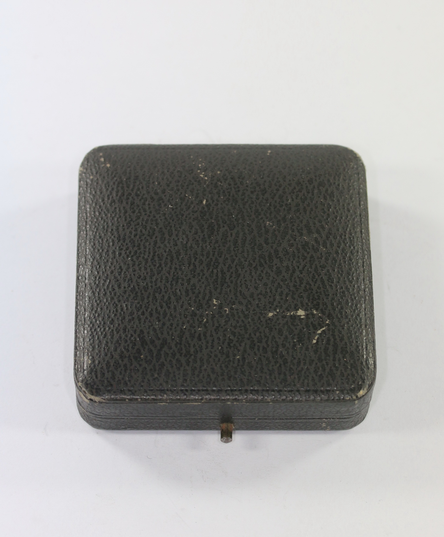 ldo_etui_eisernes_kreuz_1939_an_schraubscheibe_l54_1_ LDO Case for the Iron Cross 1st Class 1939 on Screwback. Type L/54. – Bild 1