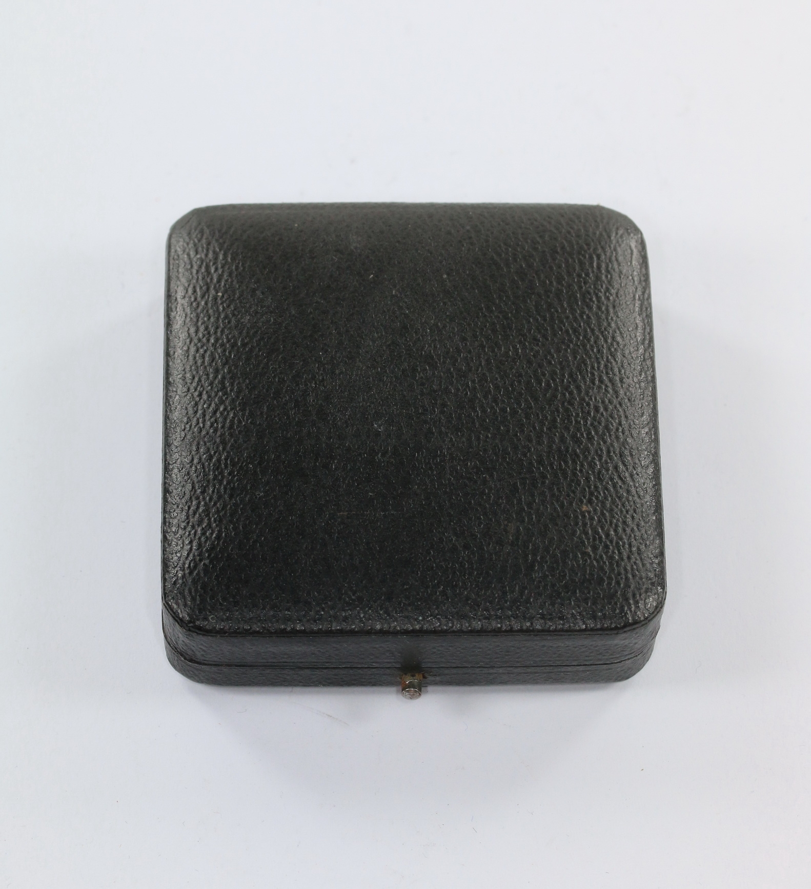 ldoetui_eisernes_kreuz_1939_an_schraubscheibe_l54_1_ LDO Case for the Iron Cross 1st Class 1939 on Screwback. Type L/54. – Bild 1