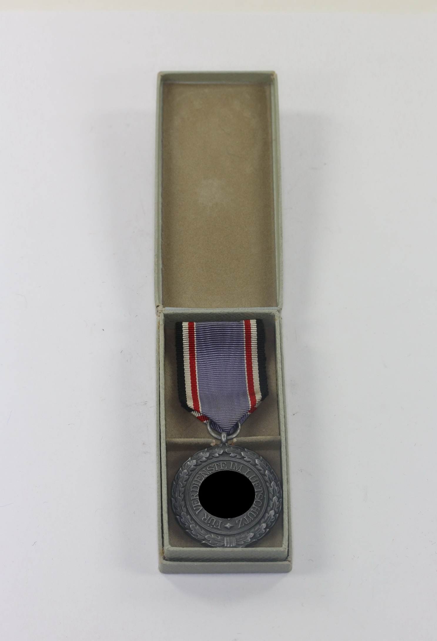 luftschutzehrenzeichen_2 Cased Air Raid Precautions Medal 2nd Class. – Bild 1