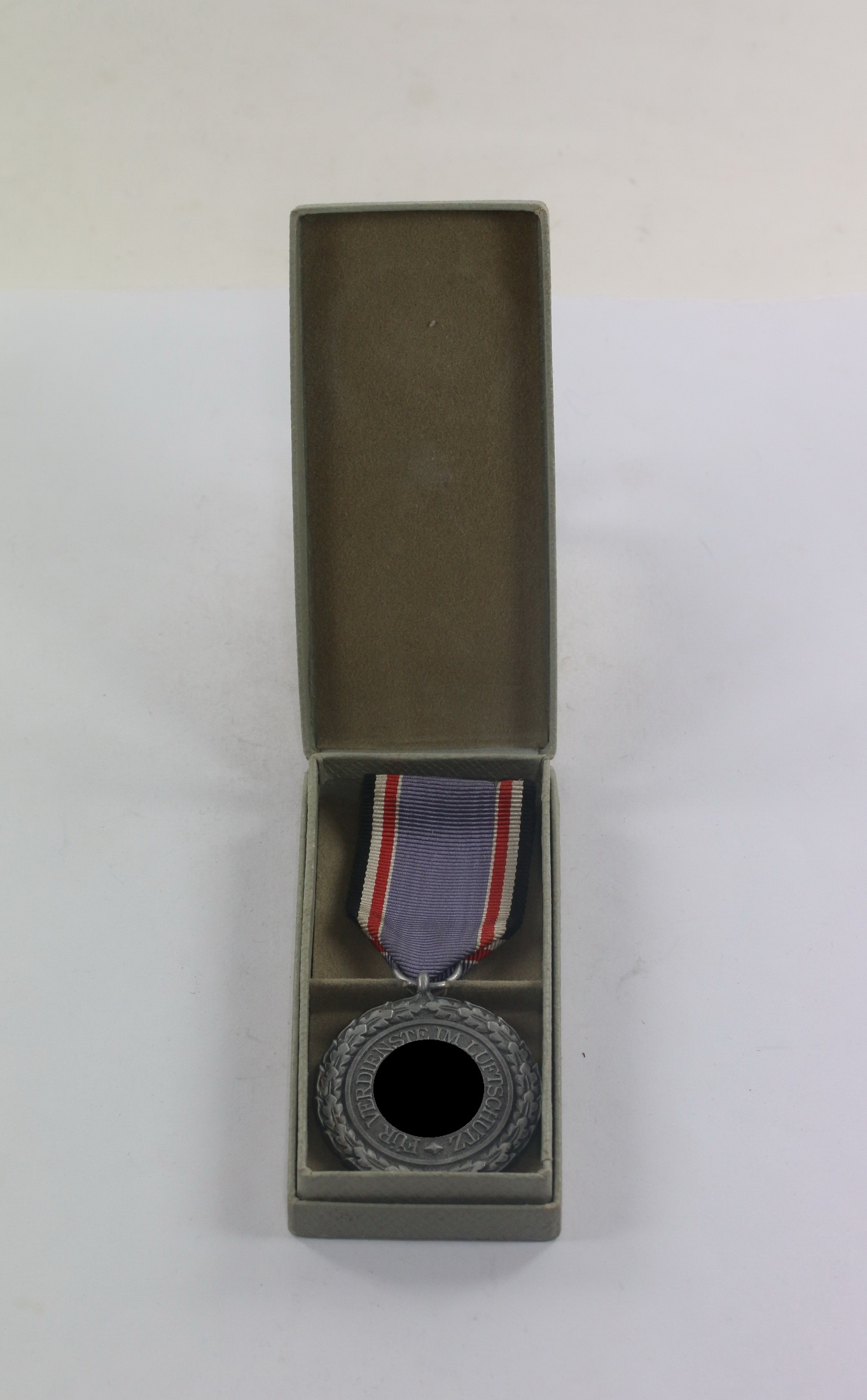 Luftschutzehrenzeichen 2. Stufe, Für Verdienste im Luftschutz 1938 (Aluminium), im Etui – Bild 1