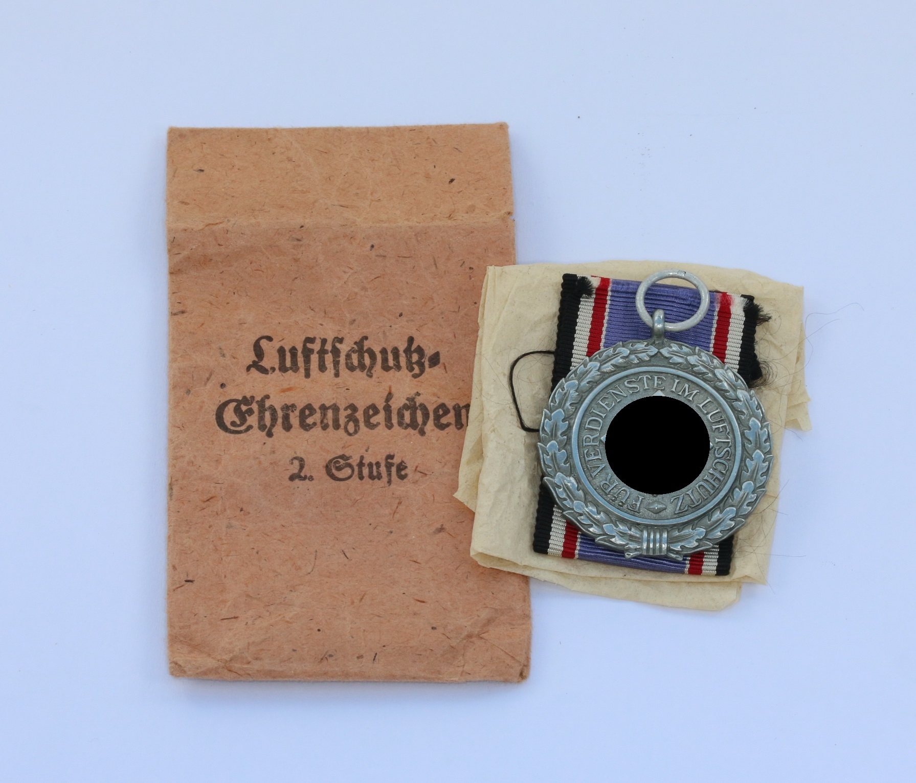 luftschutzehrenzeichen_2 Luftschutzehrenzeichen 2. Stufe, Hst. 10, in Verleihngstüte, Für Verdienste im Luftschutz – Bild 1