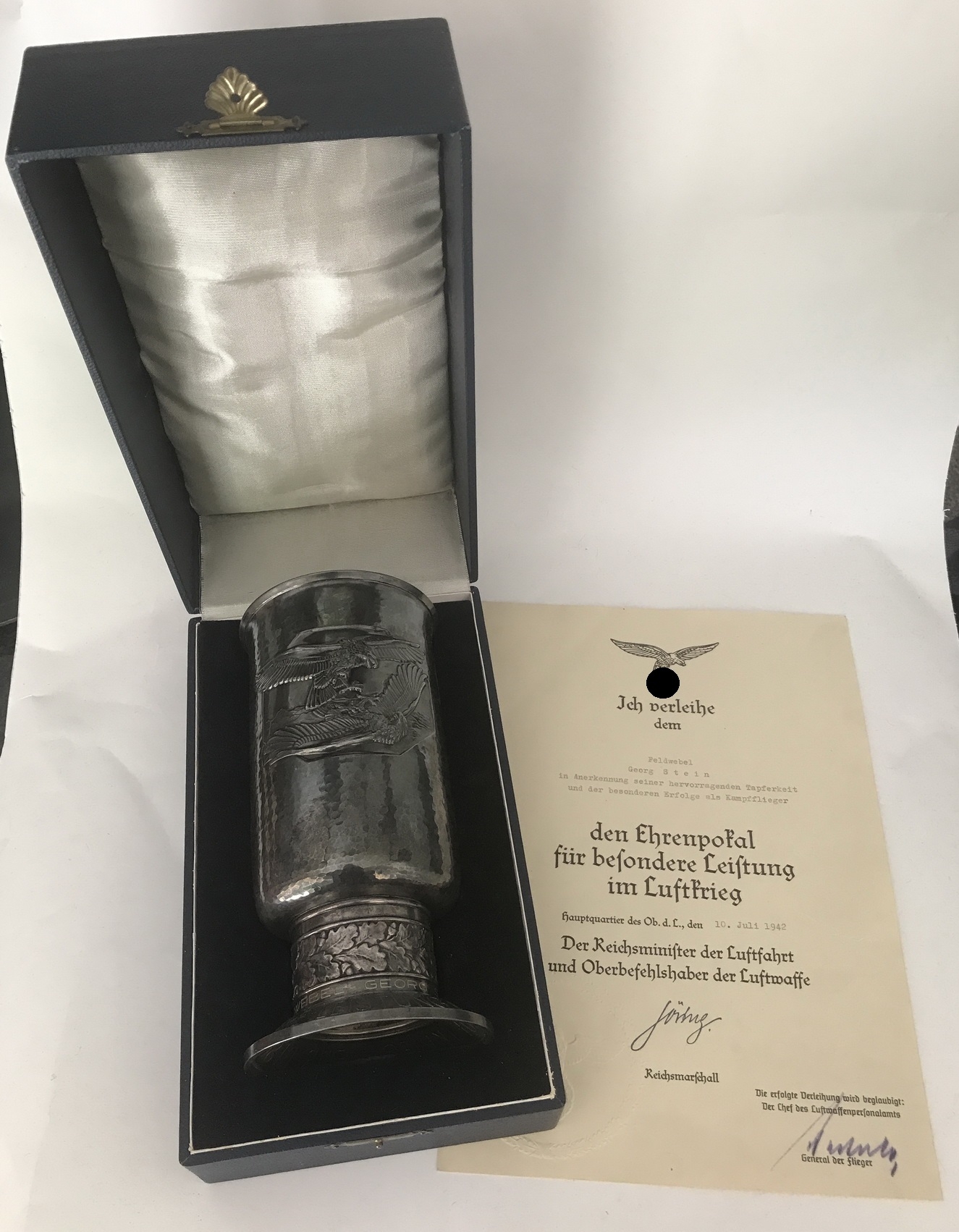 Ehrenpokal für besondere Leistungen in Luftkrieg, im Etui, mit Urkunde Feldwebel Georg Stein – Bild 1