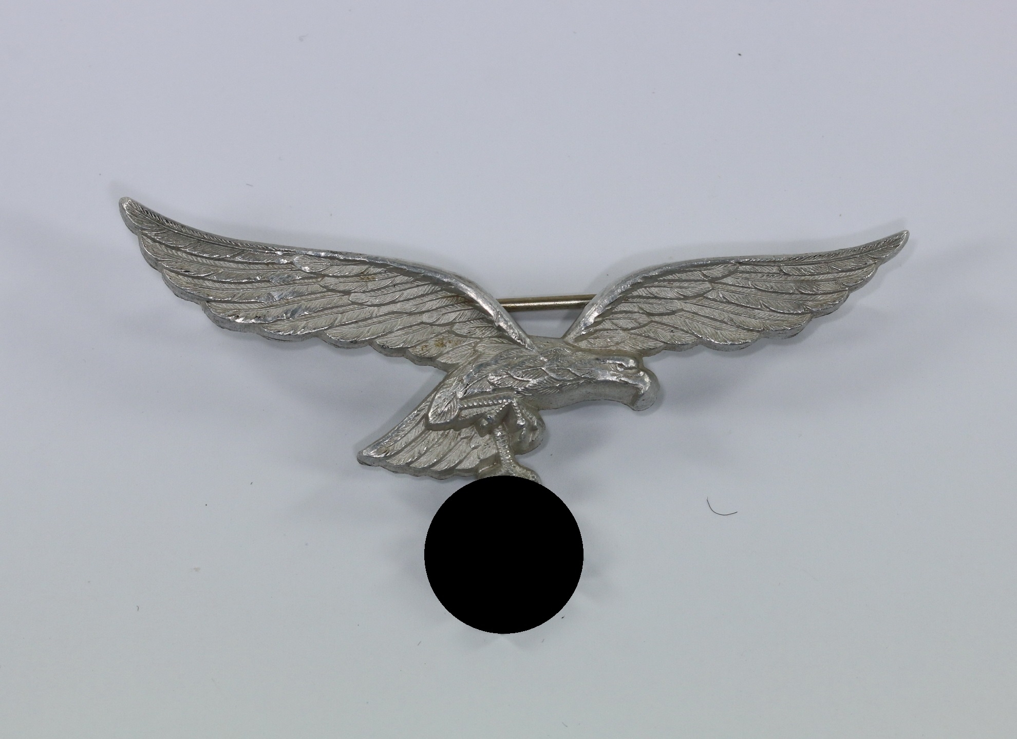 luftwaffe_metallbrustadler_f_r_die_sommeruniform_der_offiziere_aluminium_1__1 Metal Eagle for the Luftwaffe Officer Summer Uniform. – Bild 1