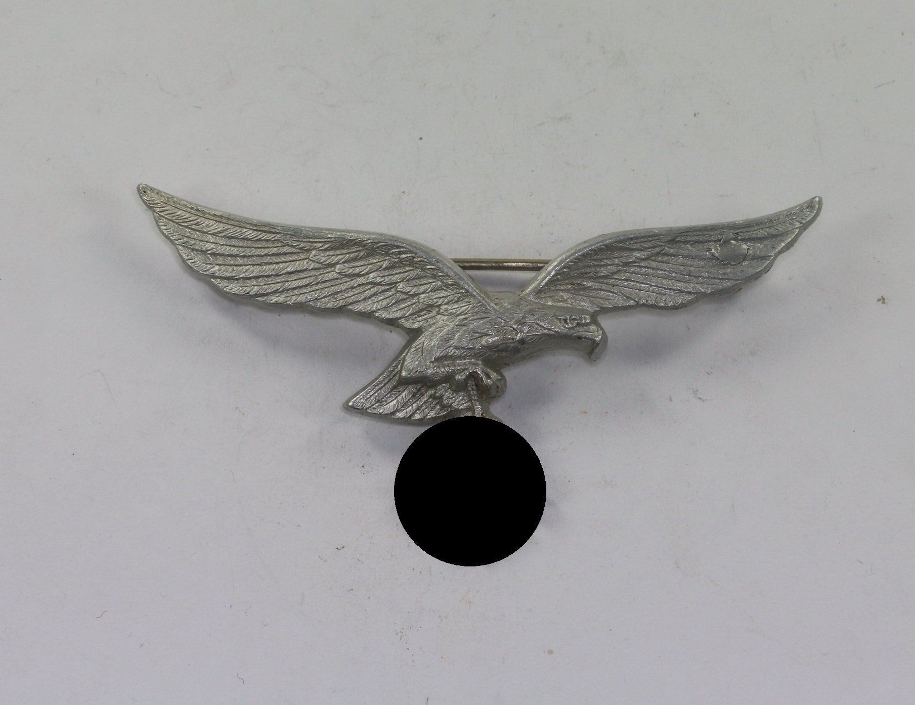luftwaffe_metallbrustadler_f_r_die_sommeruniform_der_offiziere_hst Luftwaffe Metal Chest Eagle for the Officer Summer Uniform. Maker A and D.R.G.M – Bild 1