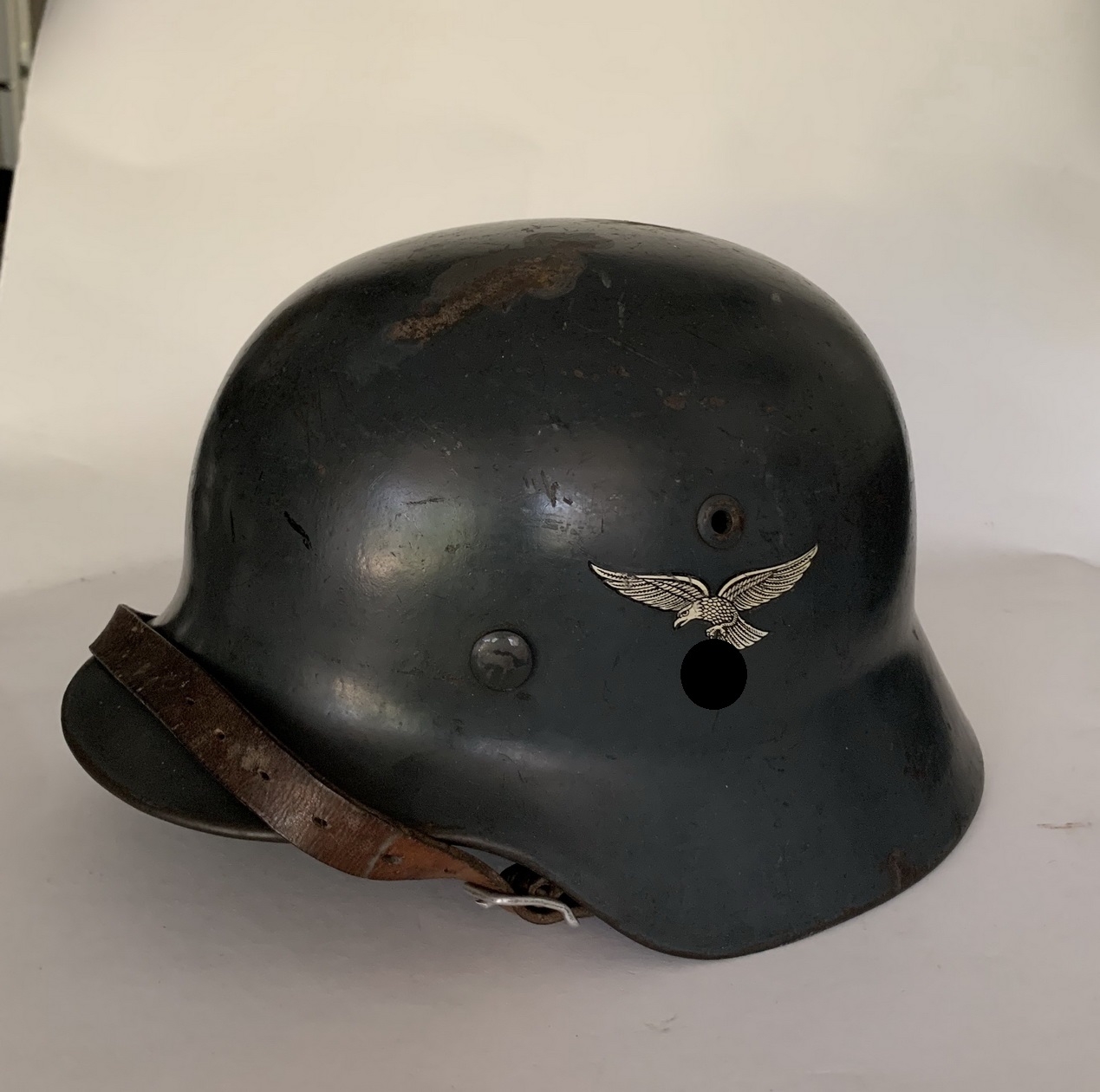 luftwaffe_stahlhelm_m35_mit_beiden_emblemen_der_adler_das_1 Luftwaffe, Steel Helmet M-35, with both Emblems. 1st Pattern Eagle. – Bild 1