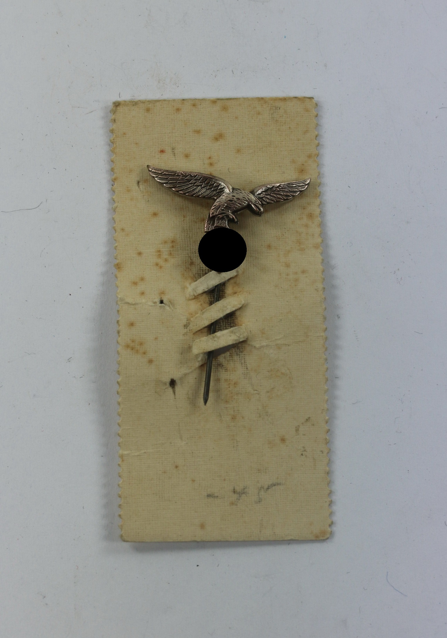 Luftwaffe, 1st Pattern Lapel Badge (Cupal) on Sales Card. – Bild 1