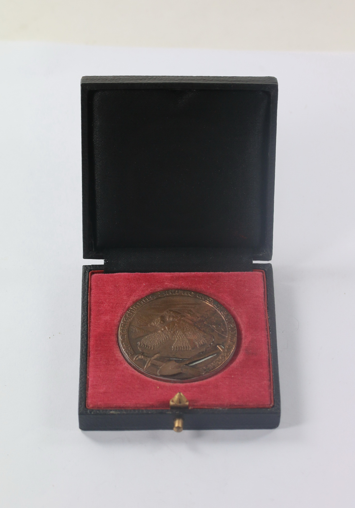 Cased Table Medal West Wall. – Bild 1