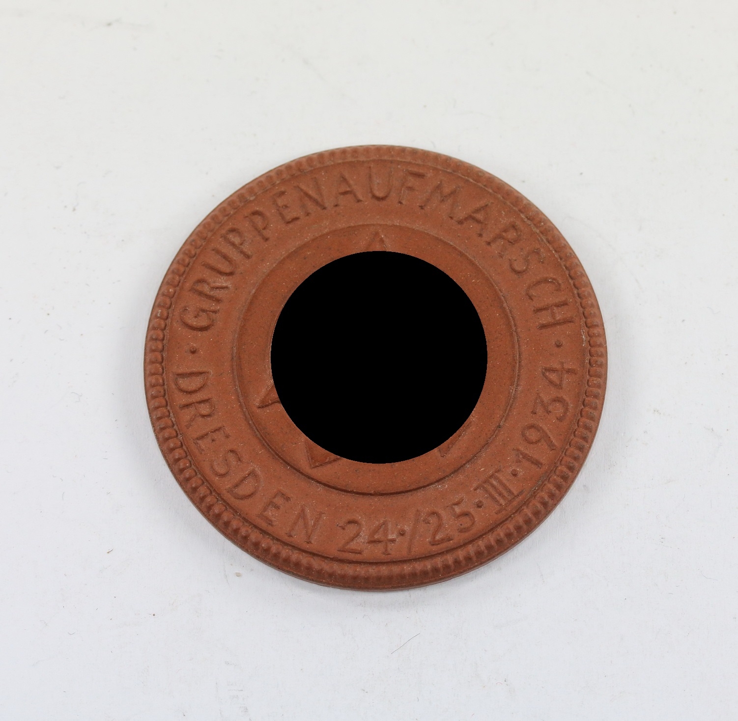 mei_en_plakette_sa_gruppenaufmarsch_dresden__der_sa_mann_ist_revolution_r_er_ist_stark_in_der_liebe_und_stark_im_hass_1__1 Meißen Plakette, SA Gruppenaufmarsch Dresden - Der SA Mann ist Revolutionär! Er ist stark in der Liebe und stark im Hass – Bild 1