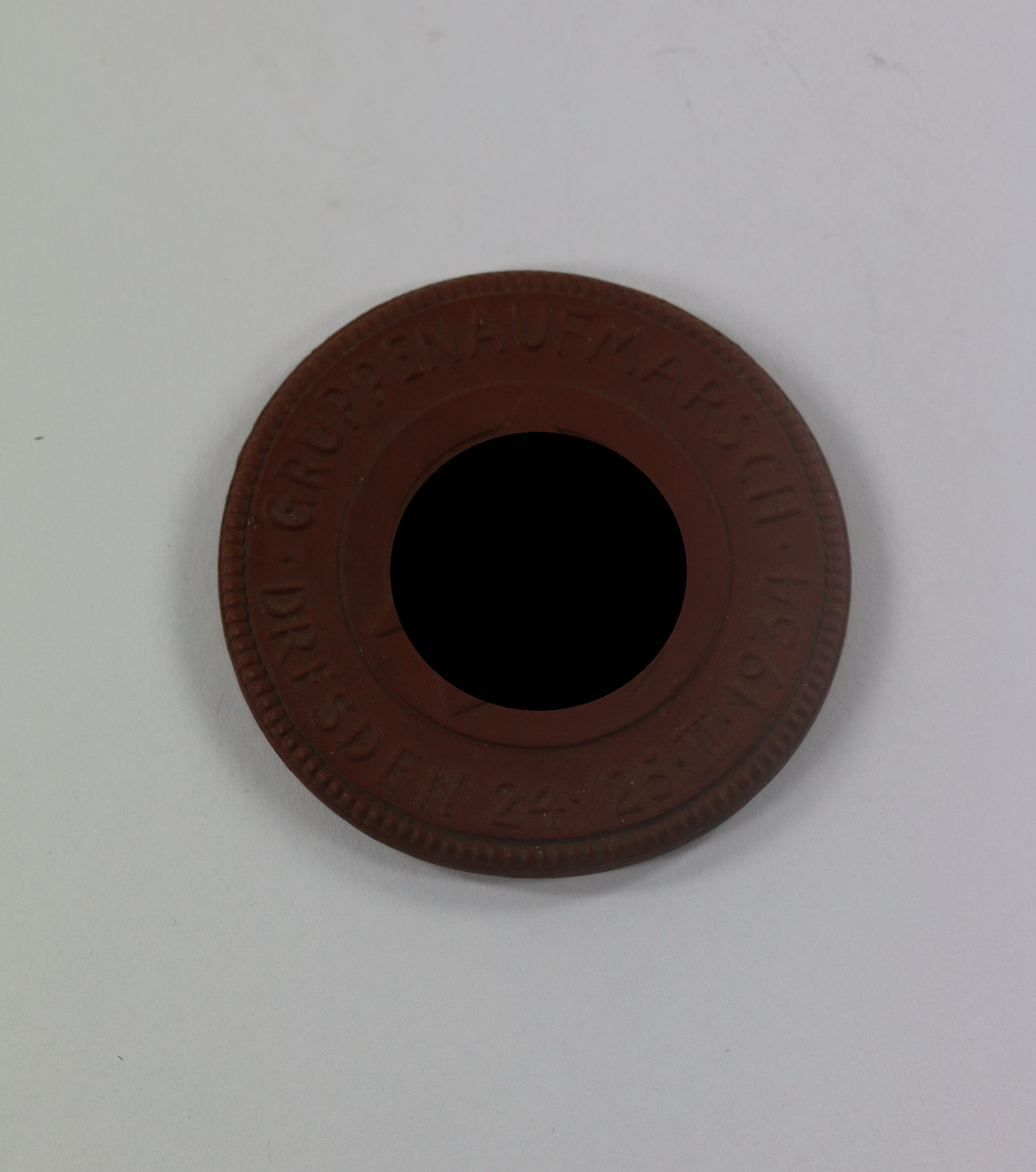 mei_en_plakette_sa_gruppenaufmarsch_dresden__der_sa_mann_ist_revolution_r_er_ist_stark_in_der_liebe_und_stark_im_hass_1__3_4nd Meißen Plakette, SA Gruppenaufmarsch Dresden - Der SA Mann ist Revolutionär! Er ist stark in der Liebe und stark im Hass – Bild 1