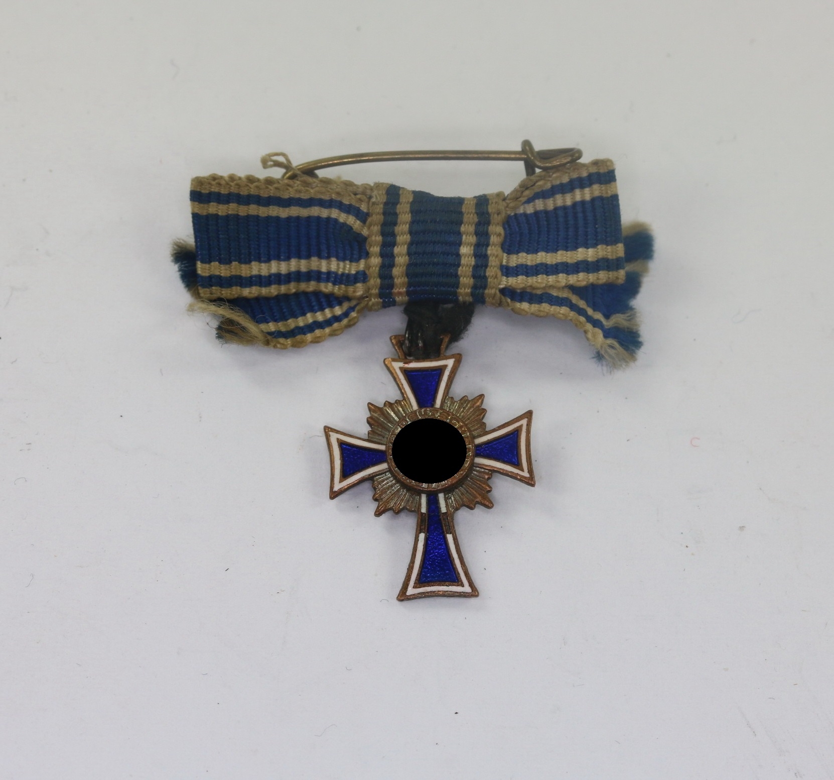 miniatur_mutterkreuz_in_bronze_an_schleife_hst Miniatur Mutterkreuz in Bronze an Schleife, Hst. L/16 ( Steinhauer & Lück, Lüdenscheid) – Bild 1