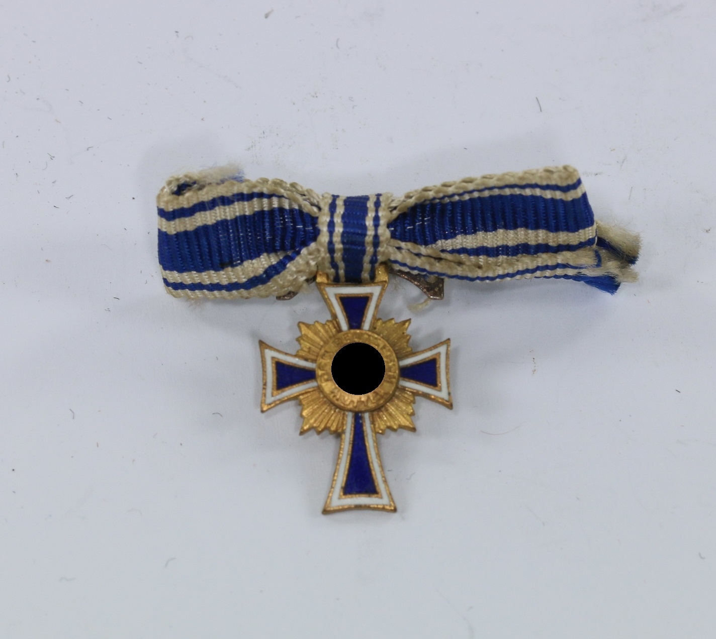 miniatur_mutterkreuz_in_gold_an_schleife_1__1 Miniatur Mutterkreuz in Gold an Schleife – Bild 1