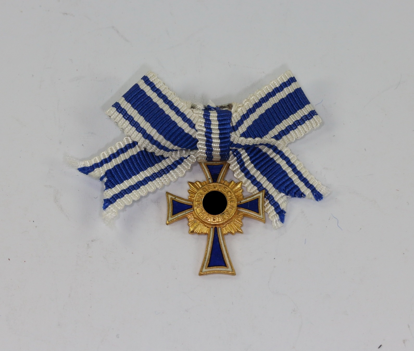 miniatur_mutterkreuz_in_gold_an_schleife_hersteller_l11_1__1 Miniatur Mutterkreuz in Gold an Schleife, Hst. L/11 – Bild 1