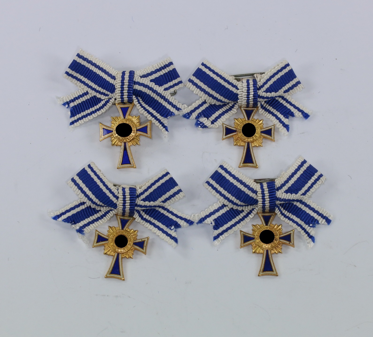 Miniatur Mutterkreuz in Gold an Schleife, Hst. L/11, Hortfund (!) – Bild 1