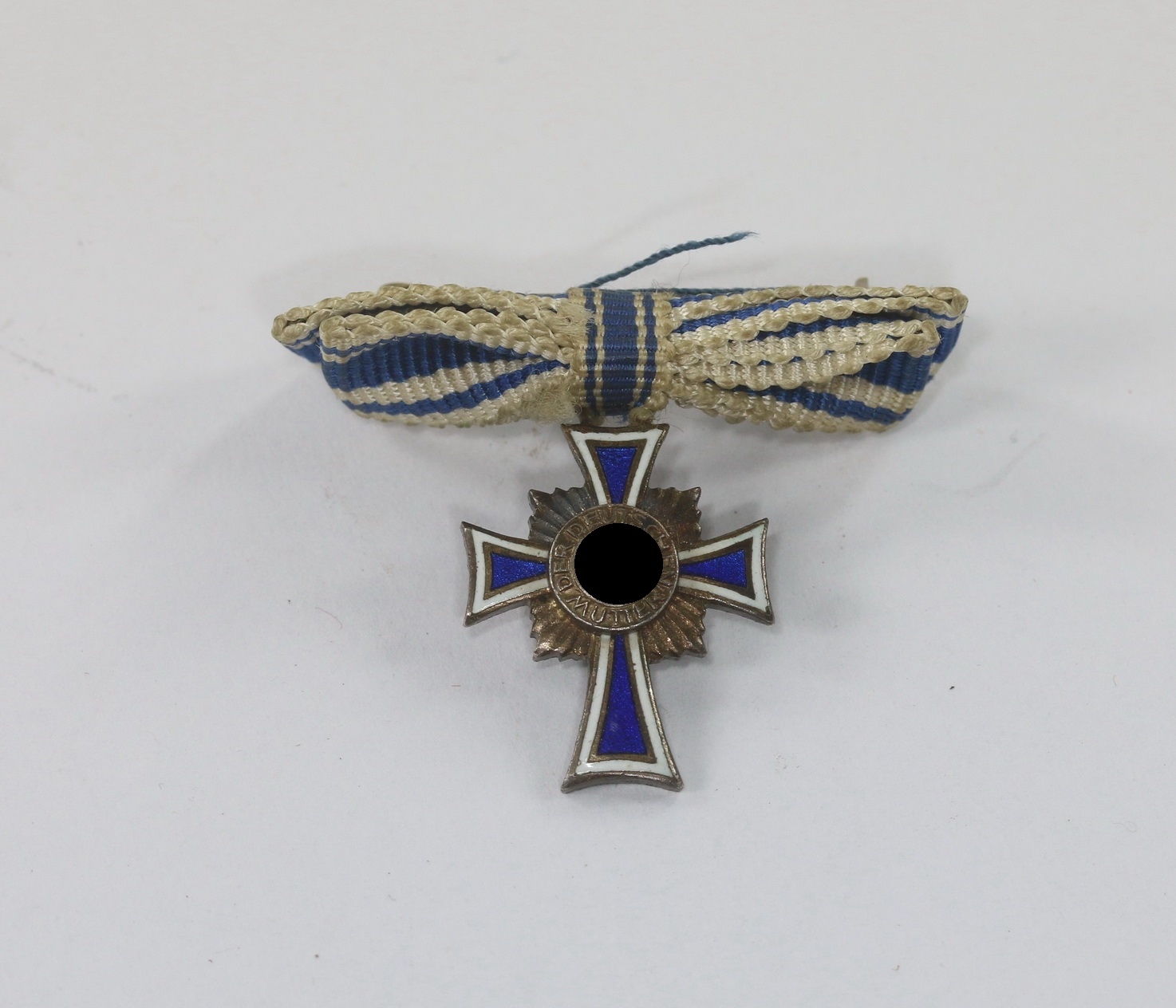 miniatur_mutterkreuz_in_silber_an_schleife_hst Miniature Silver Mother Cross. Maker L/13. – Bild 1