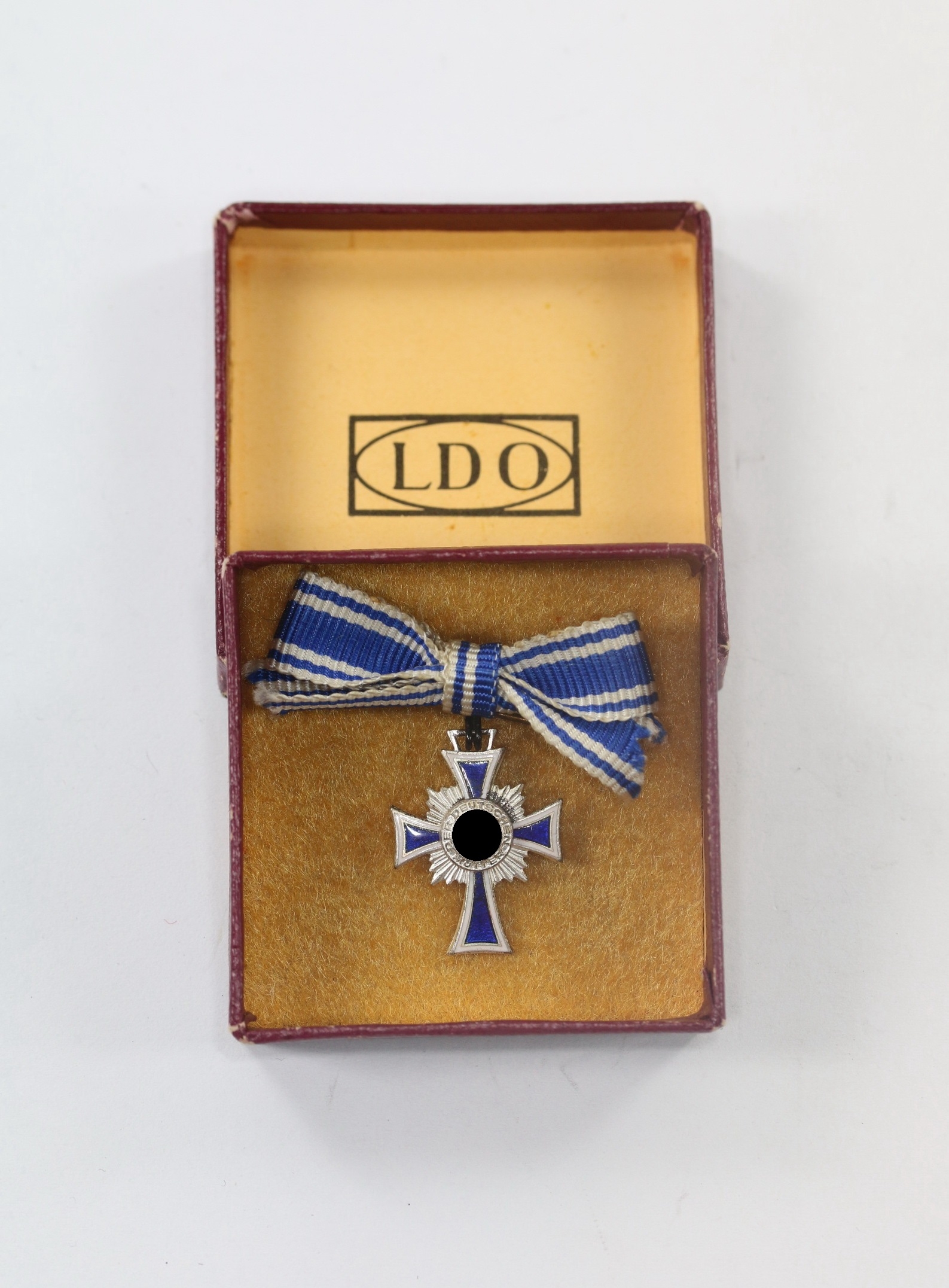 miniatur_mutterkreuz_in_silber_an_schleife_hst Miniatur Mutterkreuz in Silber an Schleife, Hst. L/16, in LDO Verkaufsschachtel mit Stempel L16 Ehrenkreuz der Deutschen Mutter II. Stufe silber – Bild 1