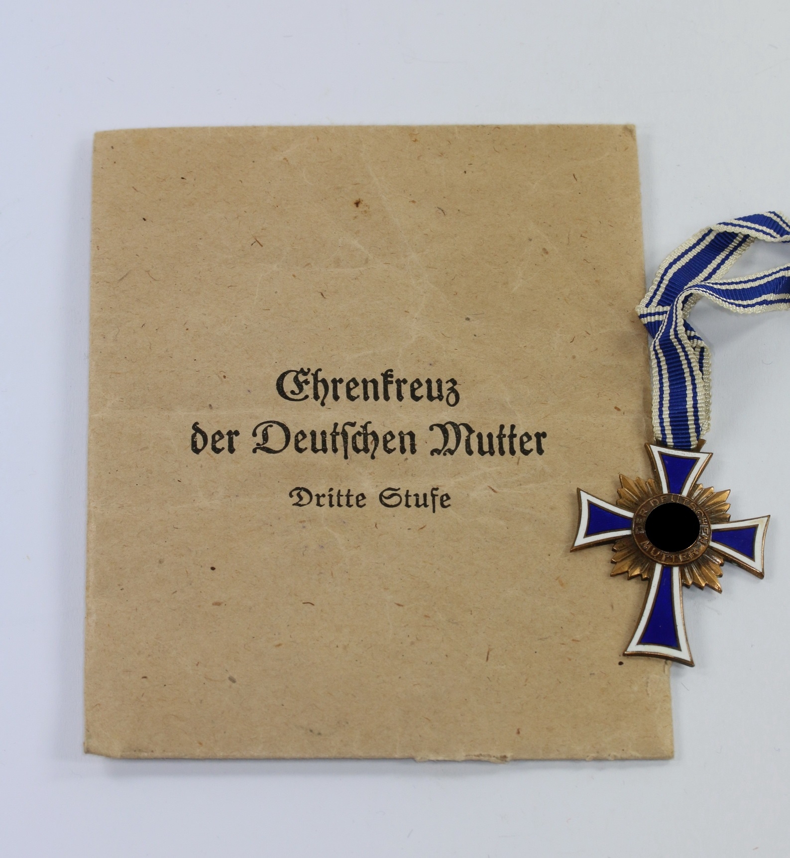 mutterkreuz_in_bronze_in_tuete_1__1 Bronze Mother Cross in Envelope. Maker Jakob Bengel. – Bild 1