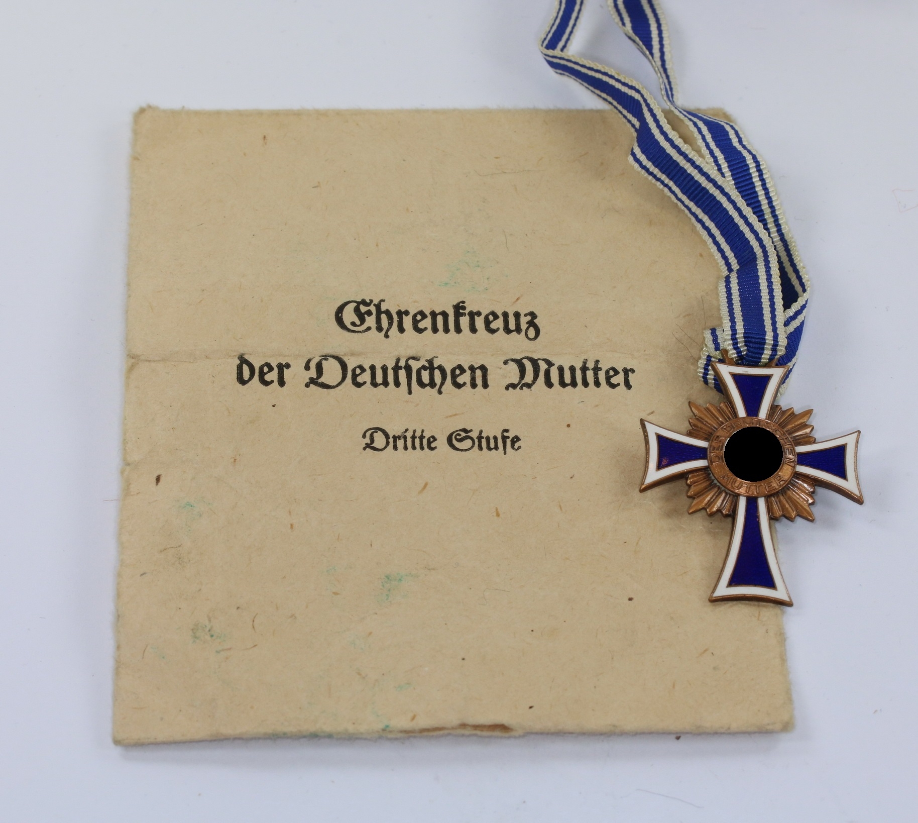 mutterkreuz_in_bronze_in_verleihunsgt_te_heinrich_vogel_pforzheim_1__1 Bronze Mother Cross in Envelope. Maker Heinrich Vogel Pforzheim. – Bild 1