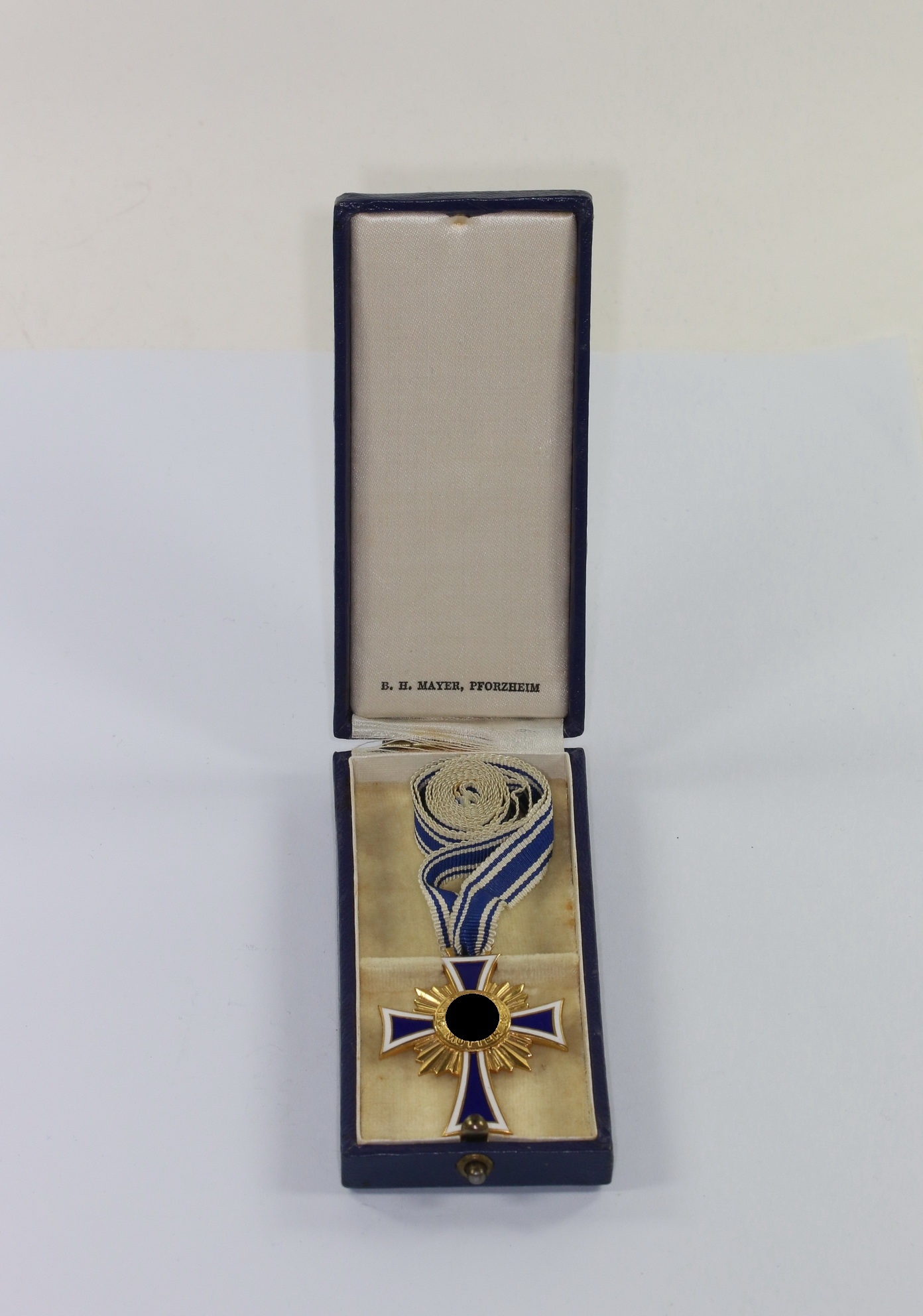 mutterkreuz_in_gold_im_etui_b Cased Gold Mother Cross. B.H. Mayer, Pforzheim. – Bild 1