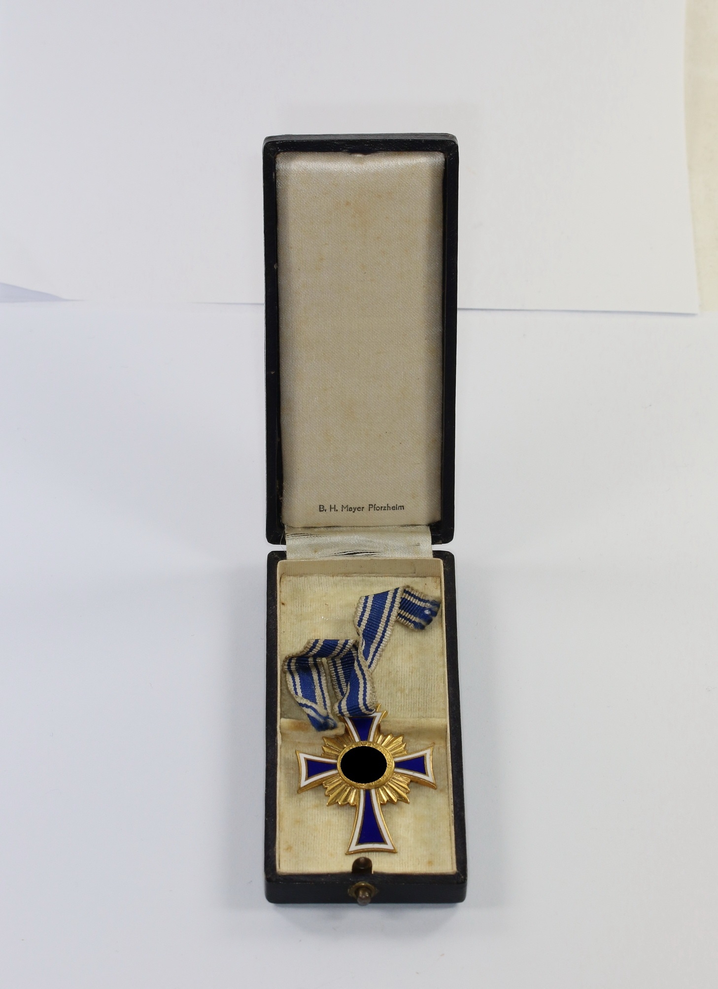 mutterkreuz_in_gold_im_etui_b Cased Gold Mother Cross, B.H. Mayer, Pforzheim – Bild 1