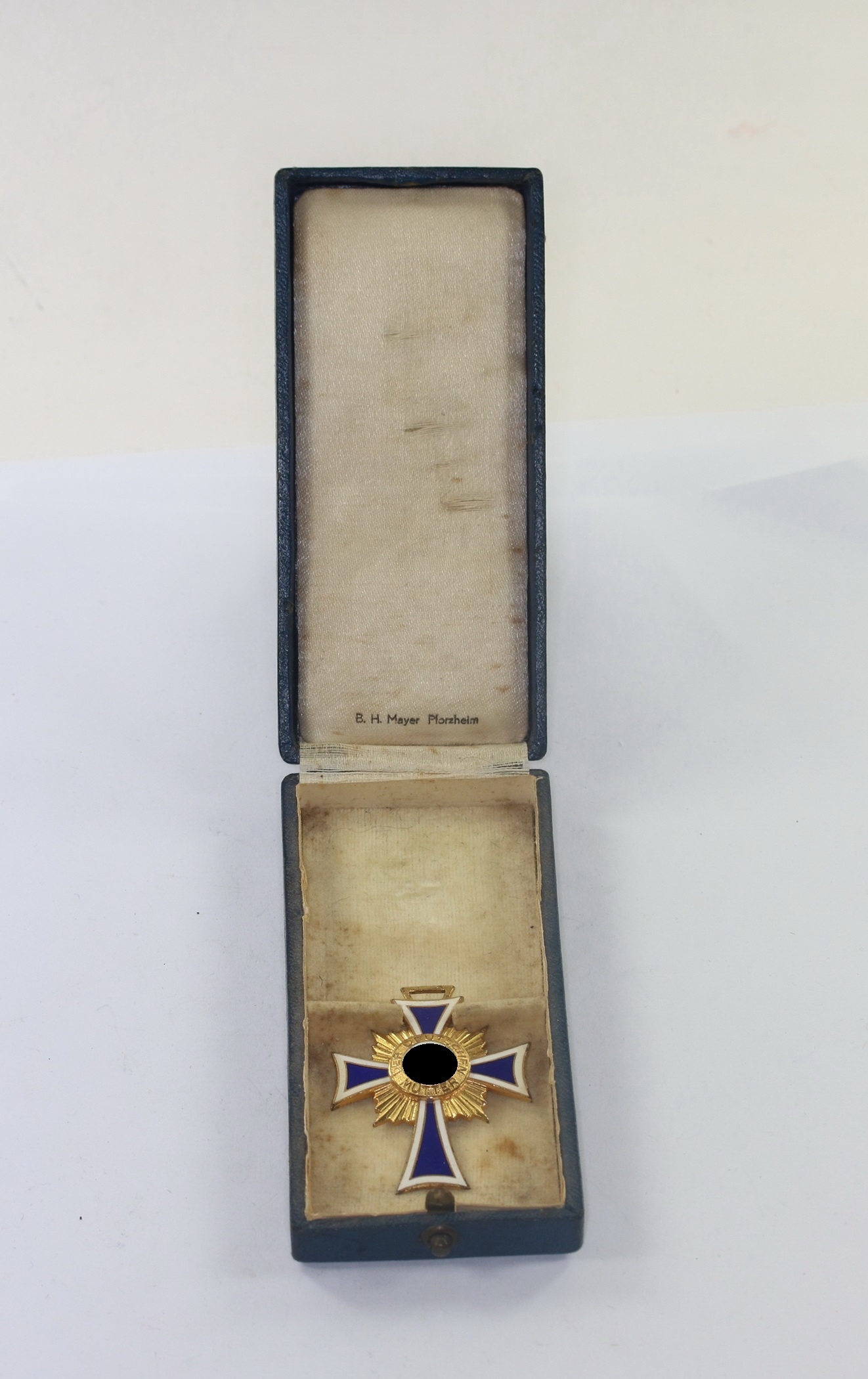 mutterkreuz_in_gold_im_etui_b Cased Gold Mother Cross, B.H. Mayer, Pforzheim. – Bild 1