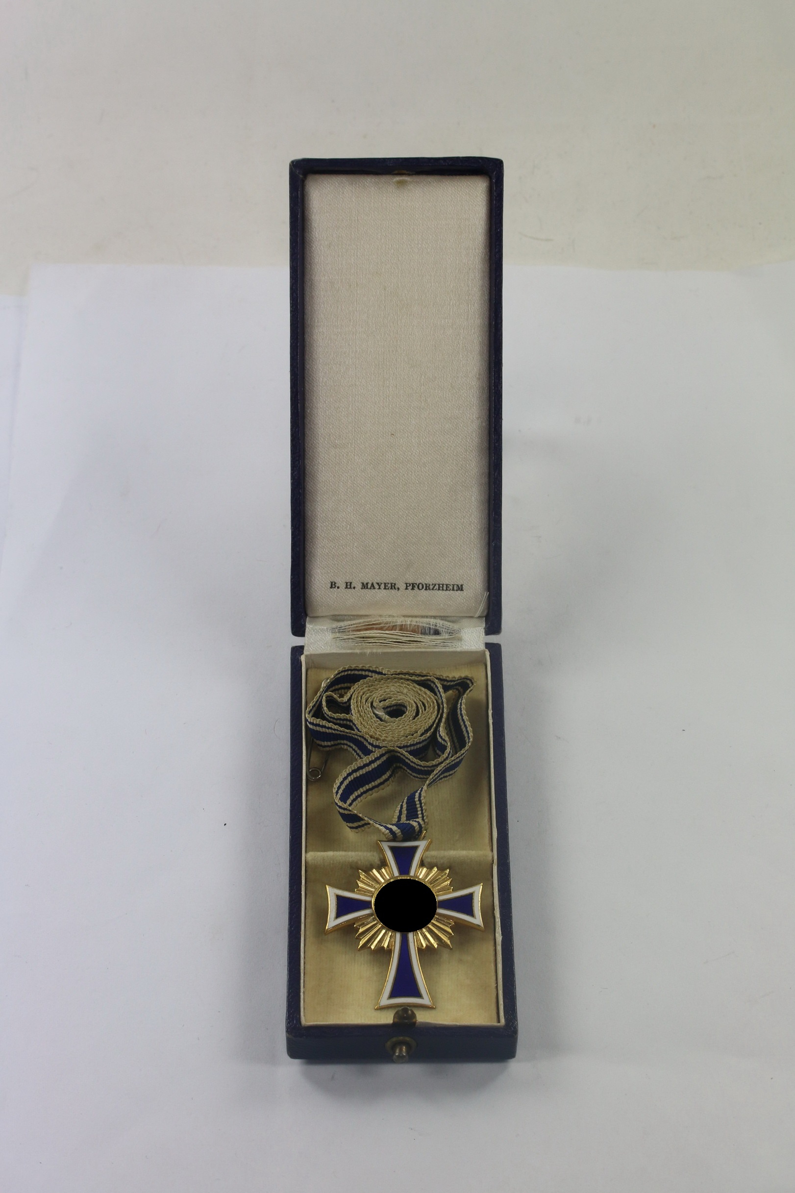 mutterkreuz_in_gold_im_etui_b Cased Mother Cross, B.H. Mayer, Pforzheim – Bild 1
