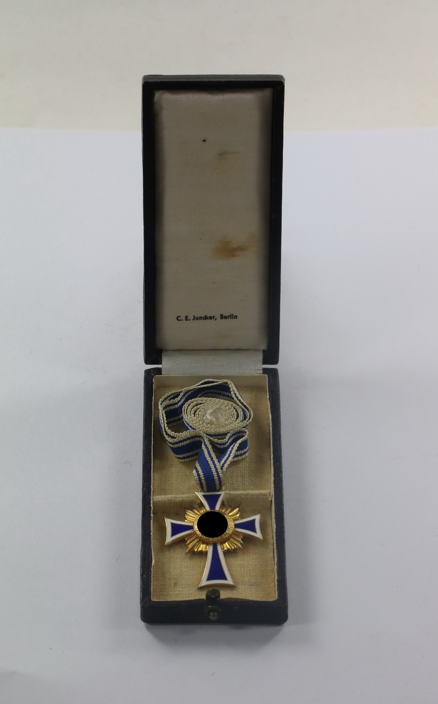 Cased Gold Mother Cross, C.E. Juncker, Berlin – Bild 1