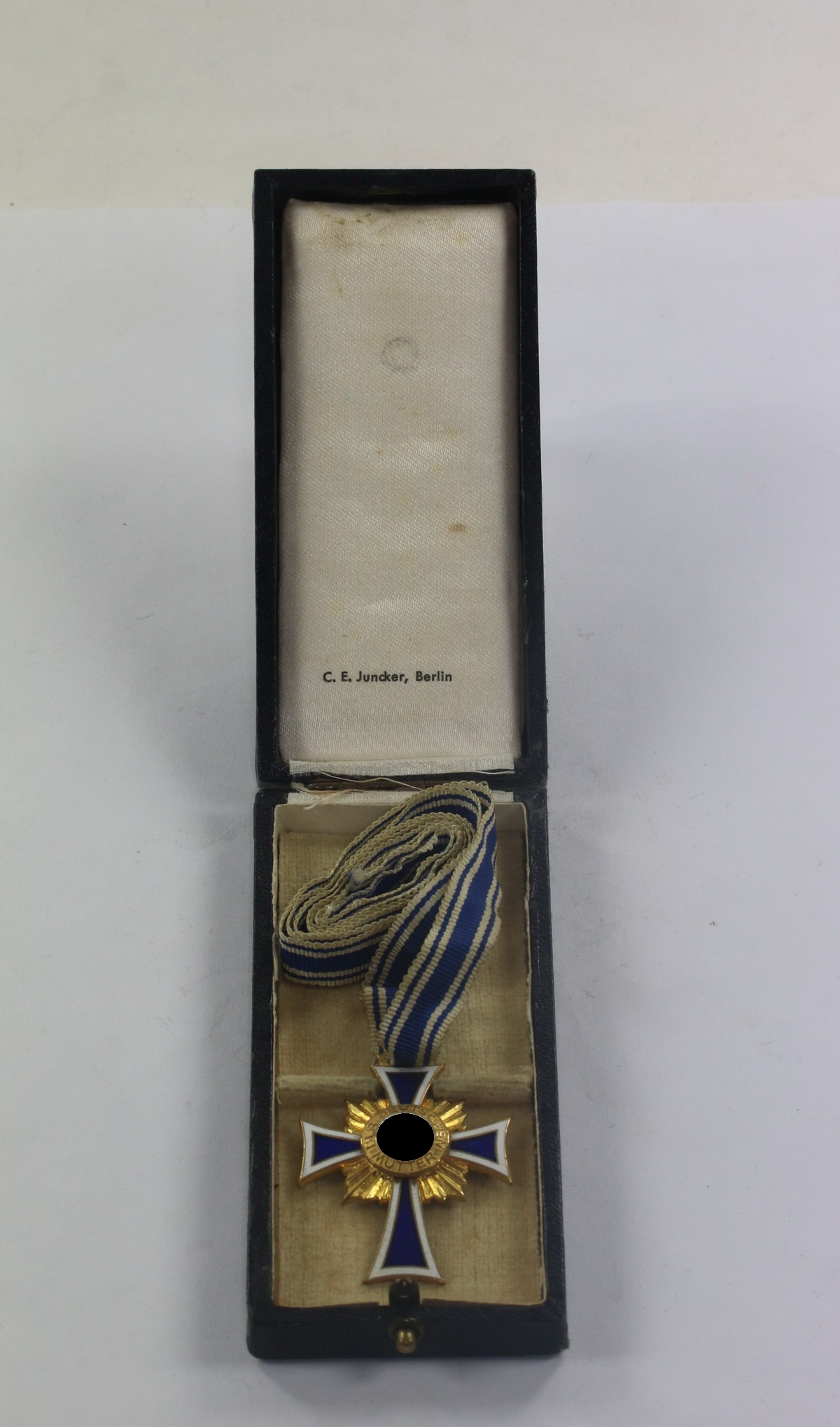 Cased Gold Mother Cross, C.E. Juncker, Berlin. – Bild 1