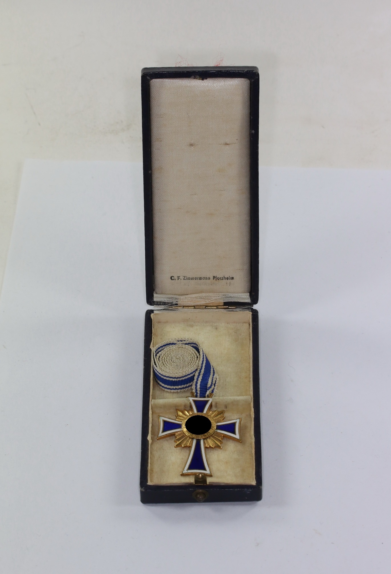 mutterkreuz_in_gold_im_etui_c Cased Gold Mother Cross, C.F. Zimmermann. – Bild 1
