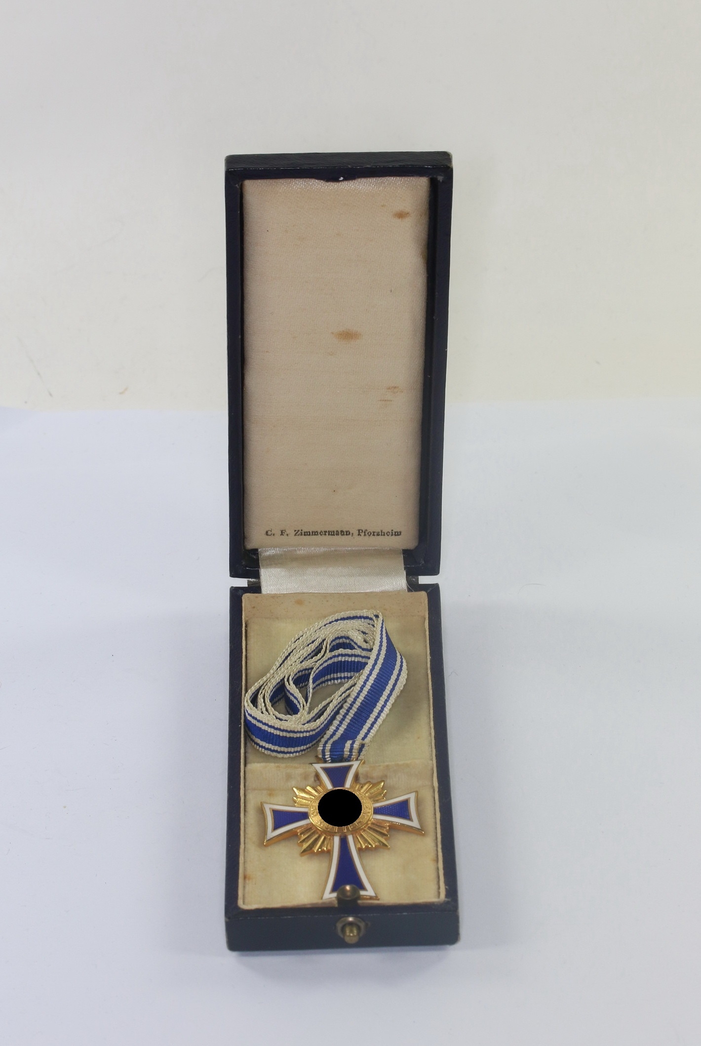 mutterkreuz_in_gold_im_etui_c Cased Gold Mother Cross, C.F. Zimmermann, Pforzheim. – Bild 1