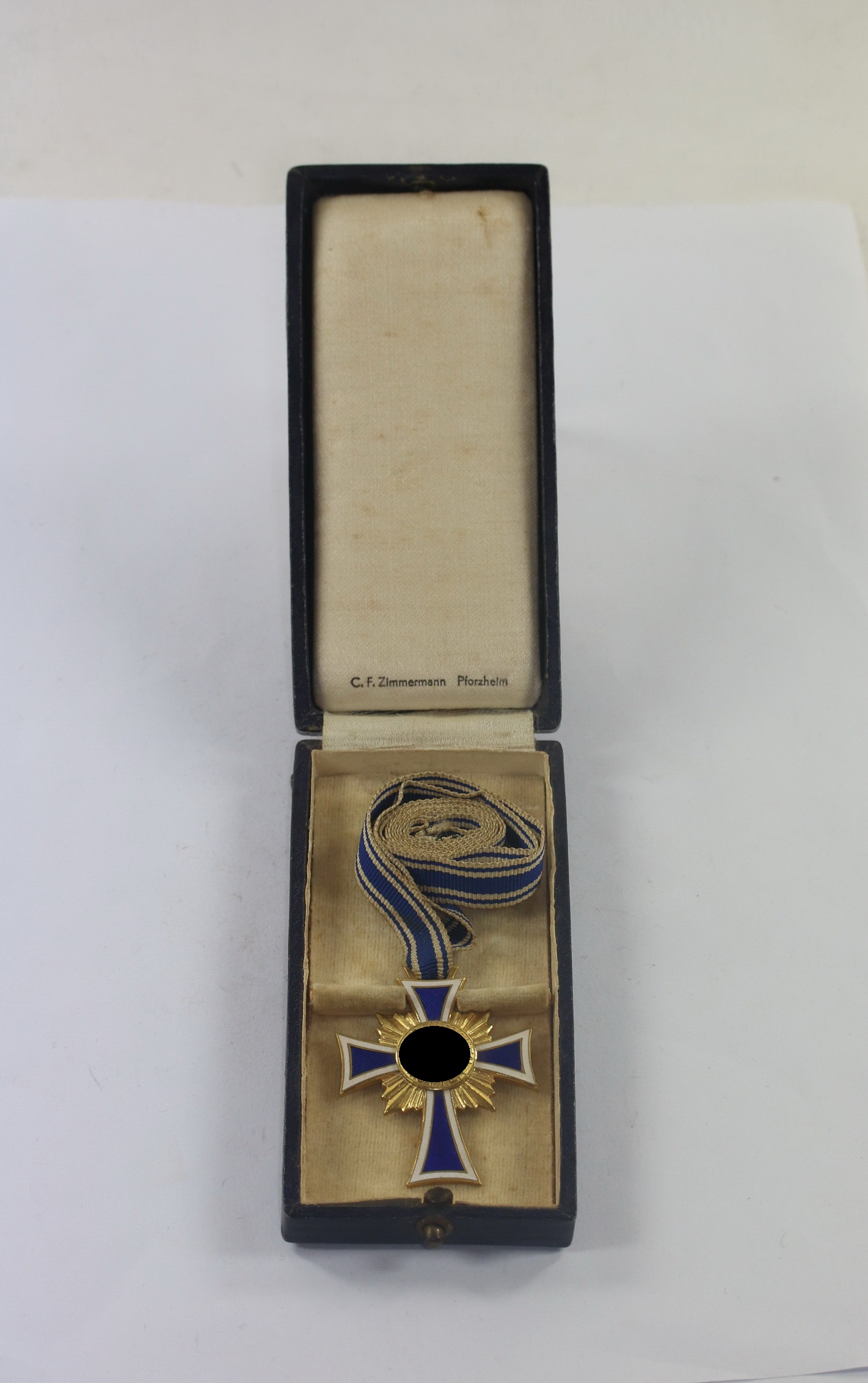 mutterkreuz_in_gold_im_etui_c Cased Gold Mother Cross, C.F. Zimmermann Pforzheim – Bild 1