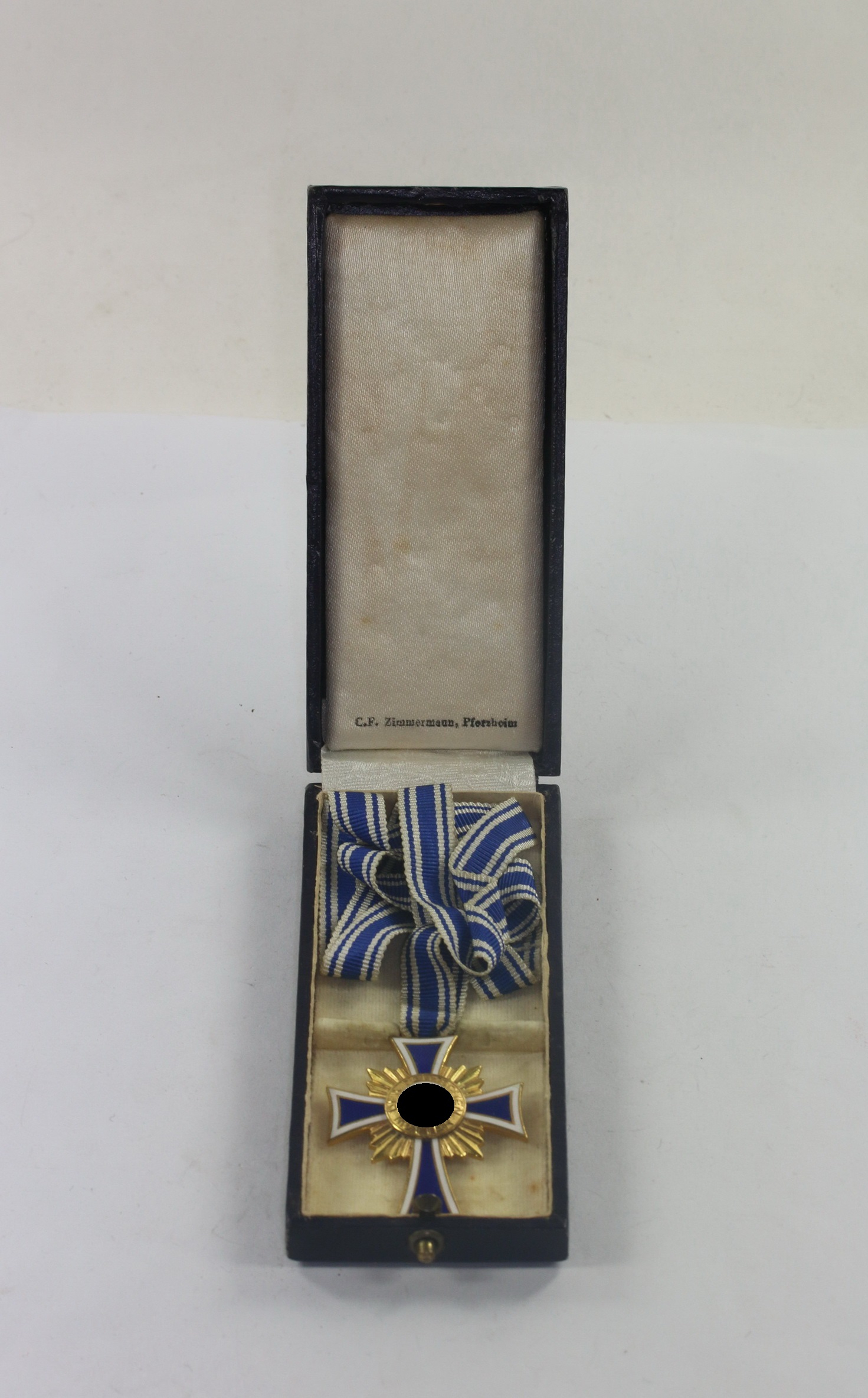 mutterkreuz_in_gold_im_etui_c Cased Gold Mother Cross, C.F. Zimmermann, Pforzheim – Bild 1