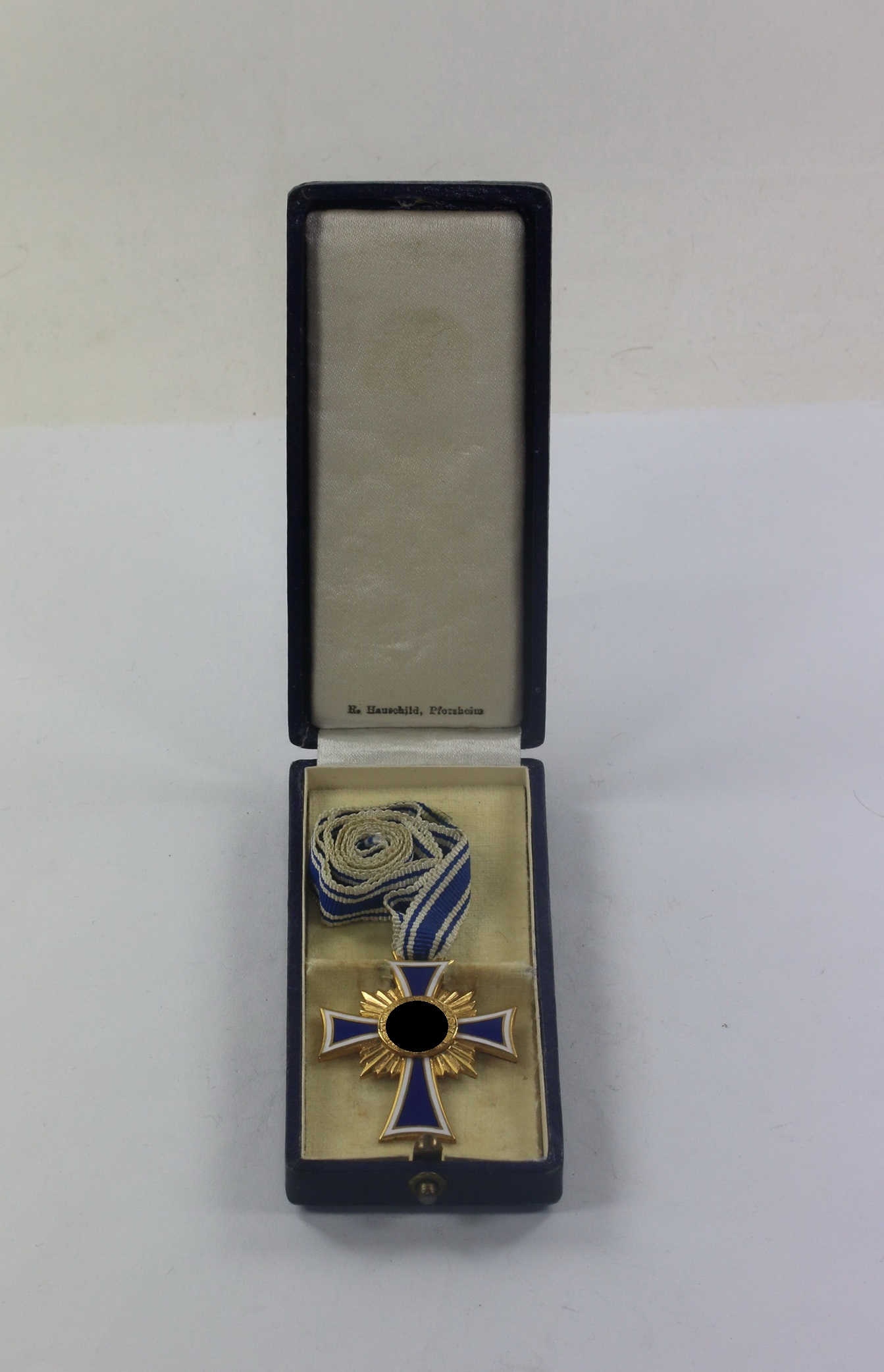 mutterkreuz_in_gold_im_etui_r Cased Gold Mother Cross, R. Hauschild Pforzheim – Bild 1