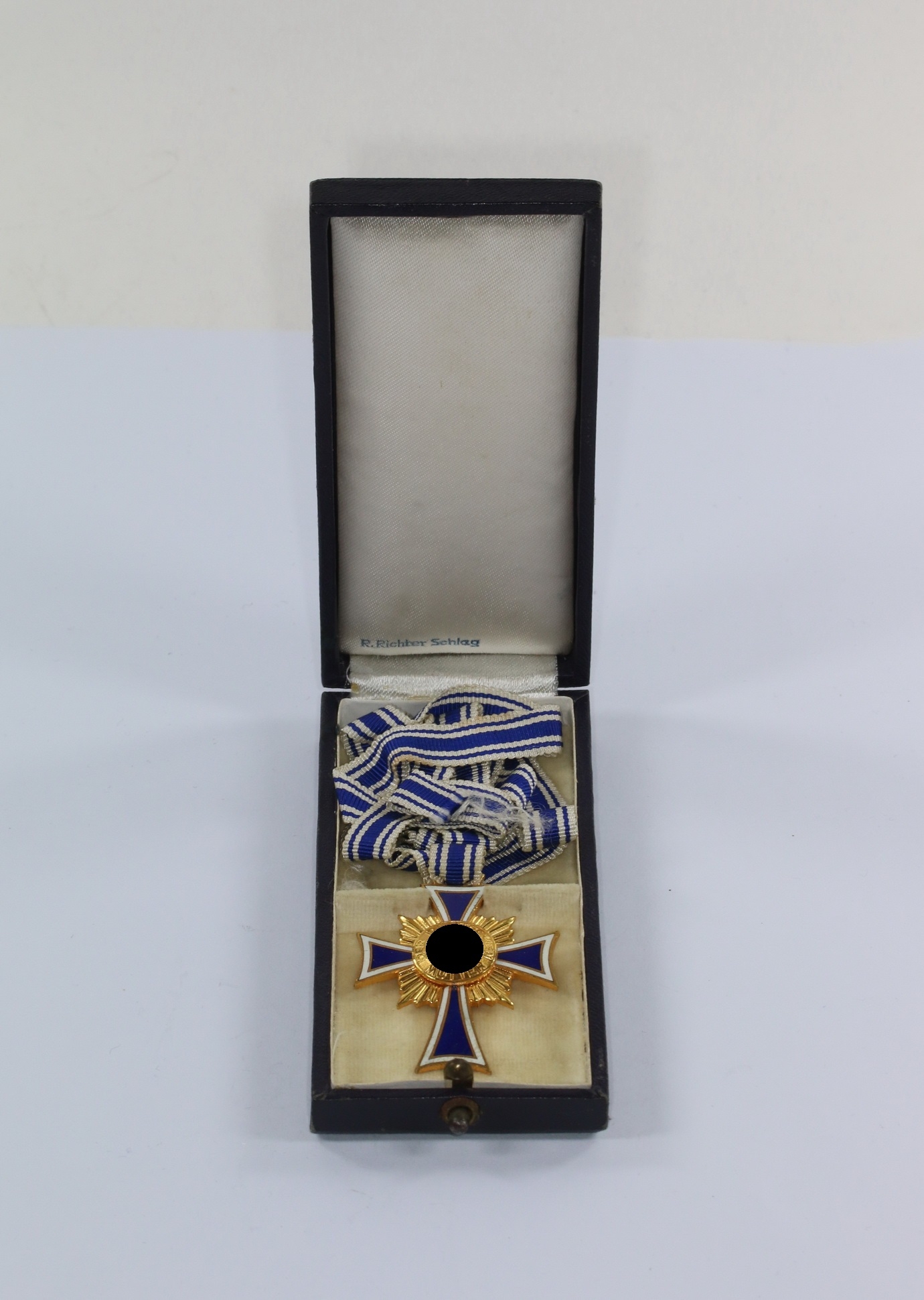 mutterkreuz_in_gold_im_etui_r Cased Gold Mother Cross. R. Richter Schlag. – Bild 1