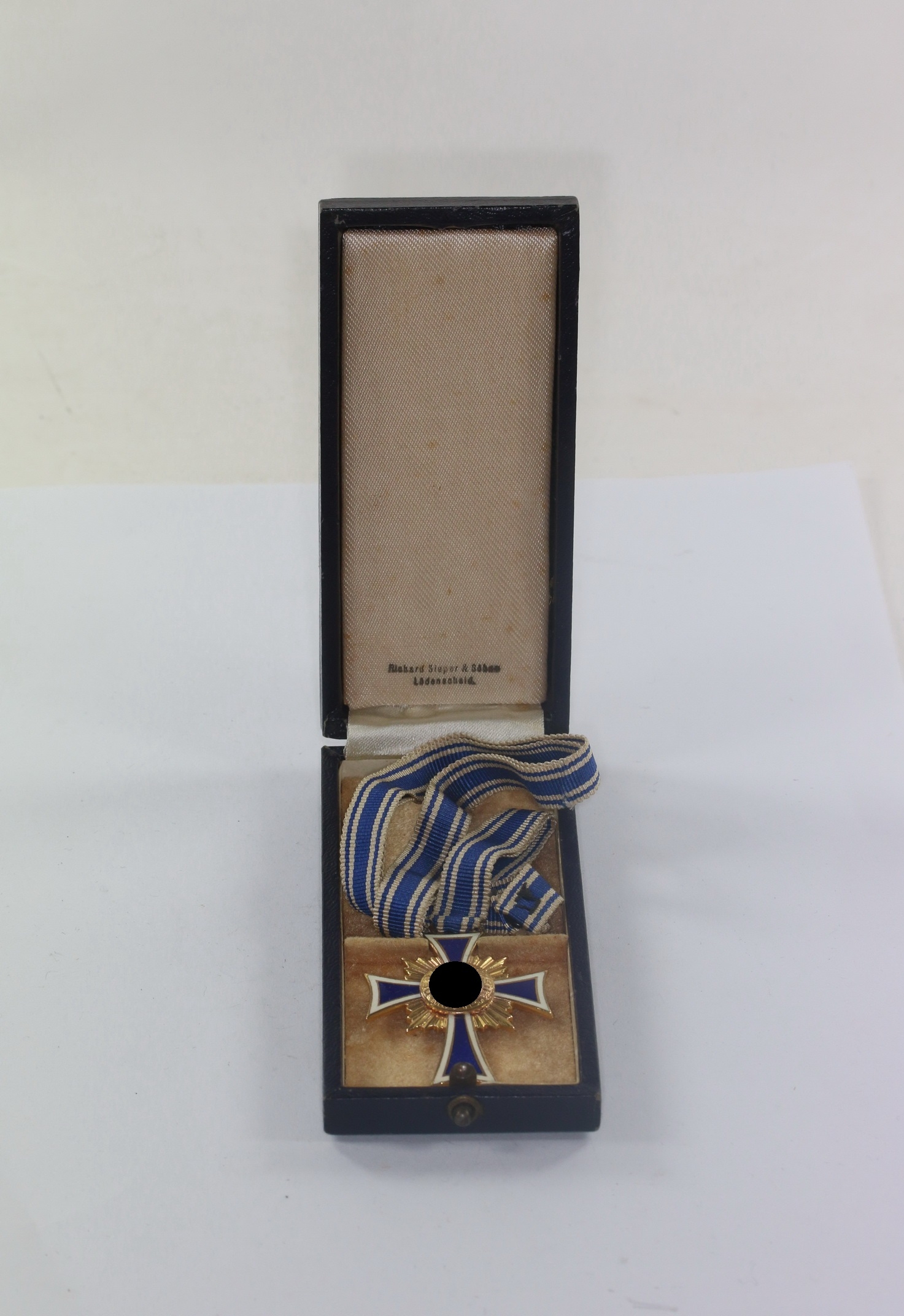 mutterkreuz_in_gold_im_etui_riechard_sieper_s_hne_l_denscheid_1__1 Mutterkreuz in Gold, im Etui, Riechard Sieper & Söhne Lüdenscheid – Bild 1