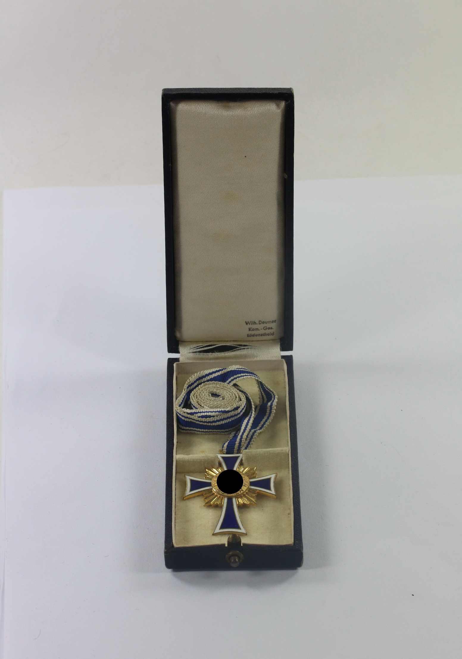 mutterkreuz_in_gold_im_etui_wilh Cased Gold Mother Cross, Wilh. Deumer Kom.Ges. Lüdenscheid. – Bild 1