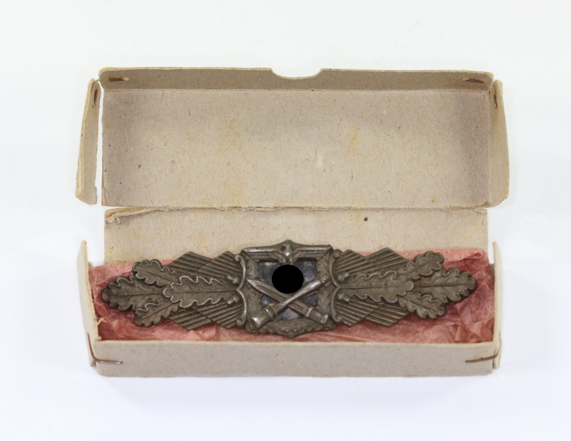 nahkampfspange_in_bronze_hersteller_c Nahkampfspange in Bronze, Hst. Juncker, in Verleihungsschachtel "Nahkampfspangen bronze" – Bild 1