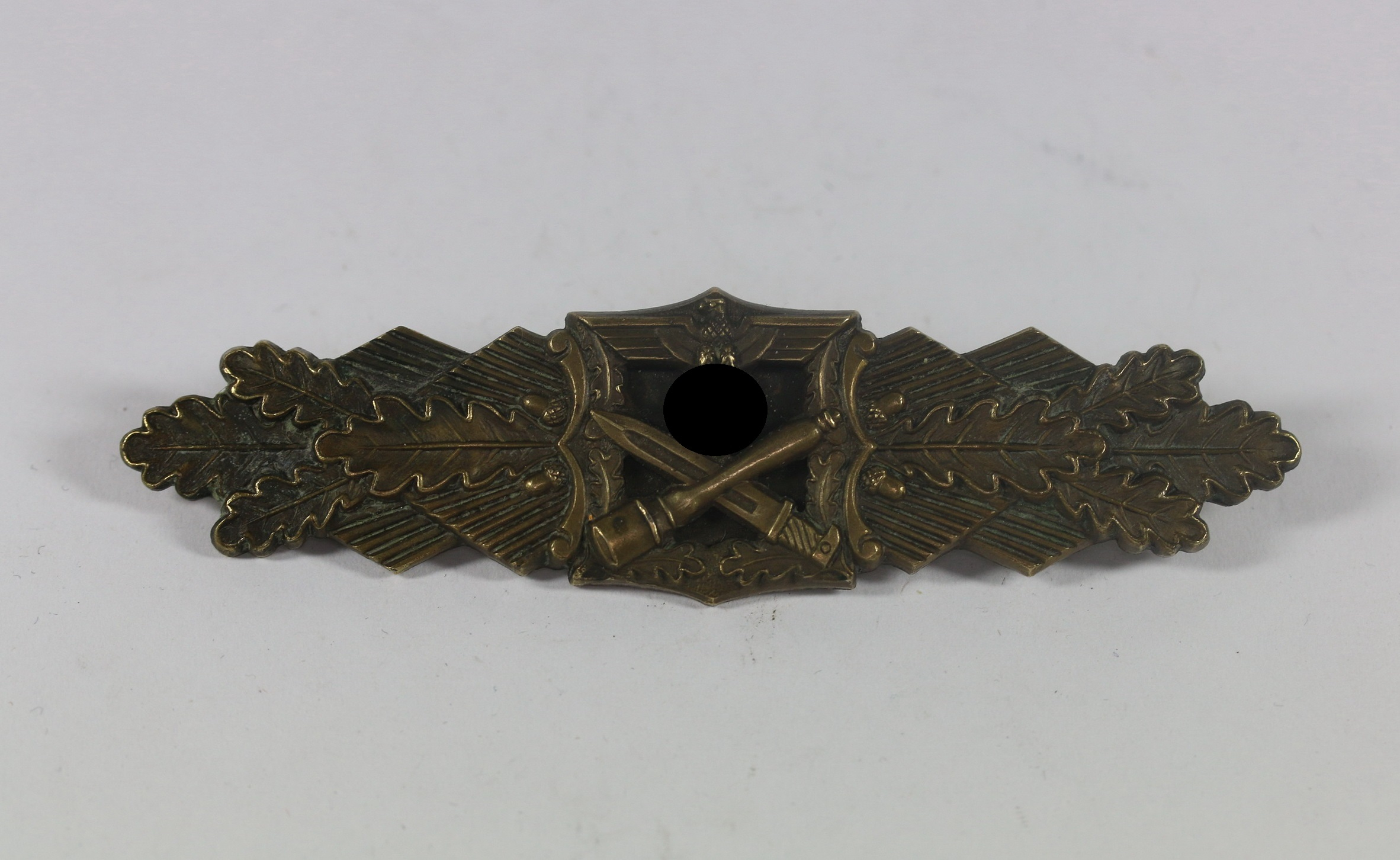 nahkampfspange_in_bronze_hst Bronze Close Combat Clasp. Maker A.G.M.u.K. Gablonz (Arbeitsgemeinschaft Metalle und Kunststoffe, Gablonz). – Bild 1