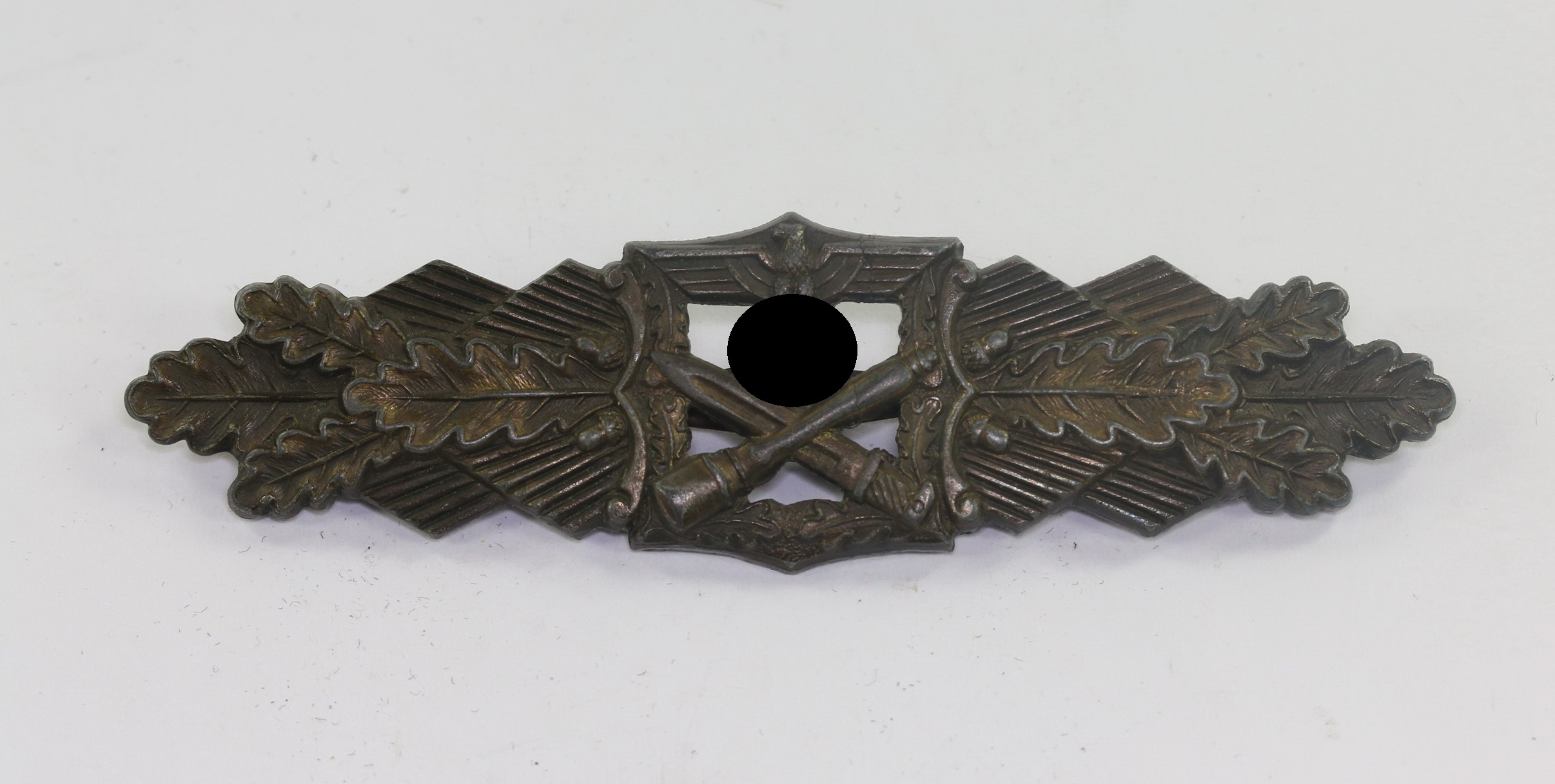 nahkampfspange_in_bronze_hst Bronze Close Combat Clasp. Maker A.G.M.u.K. Gablonz (Arbeitsgemeinschaft Metalle und Kunststoffe, Gablonz) – Bild 1